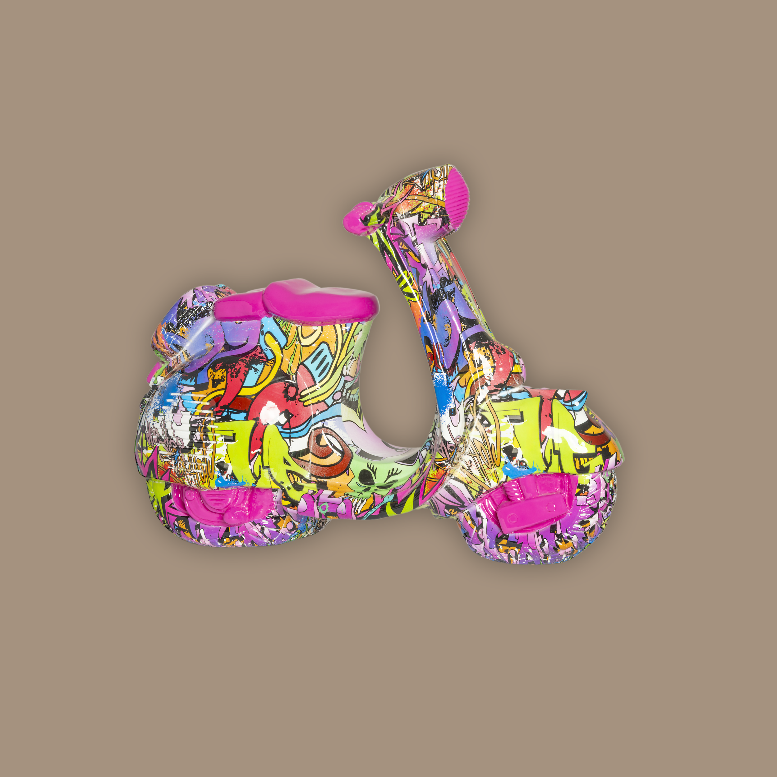 Mesa de oficina con una laptop, un cuaderno y un teléfono móvil frente a ventanas con vista a edificios de ciudad.