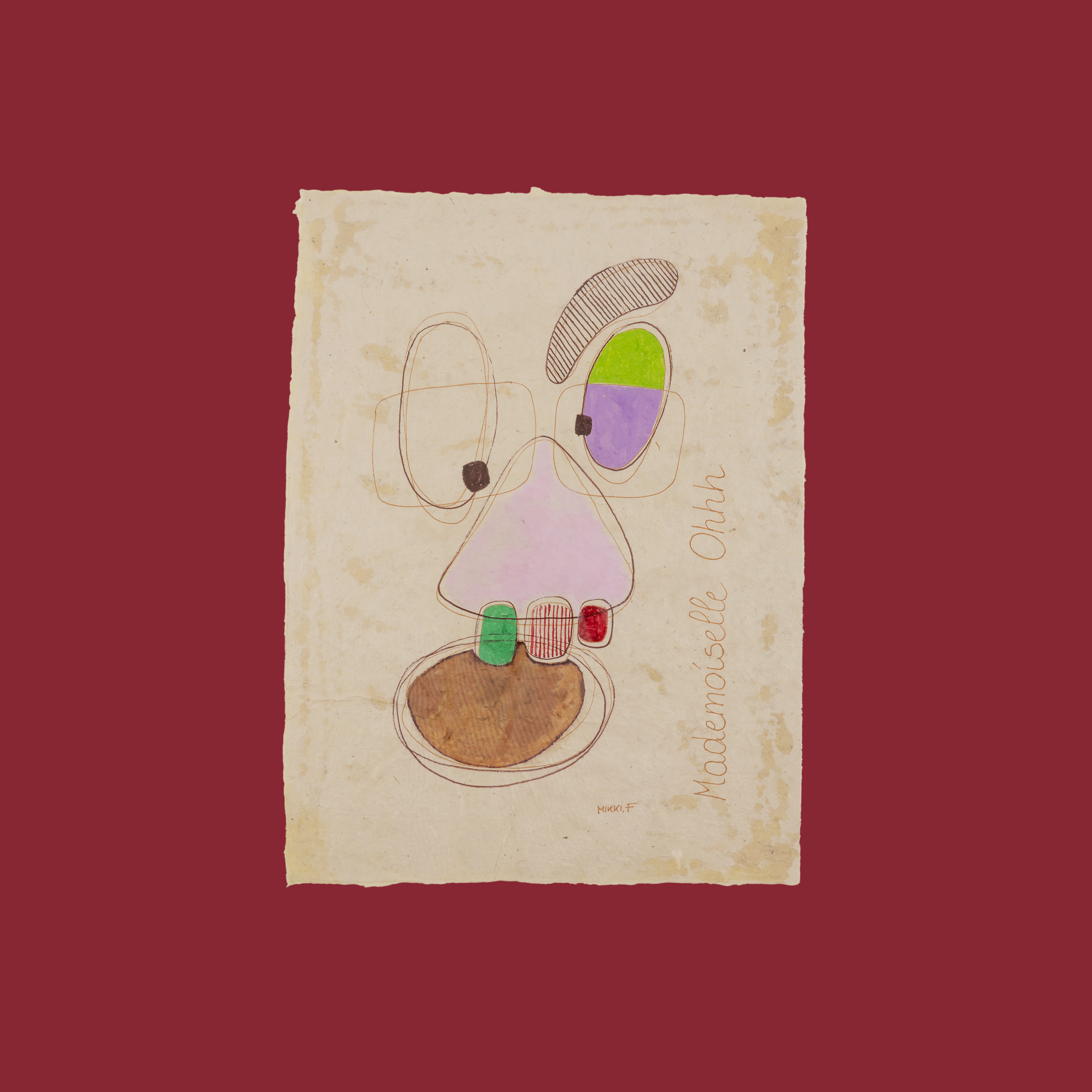 Mujer de cabello largo y vestimenta negra sonriendo en una sala de clases, con pizarra blanca a su lado.