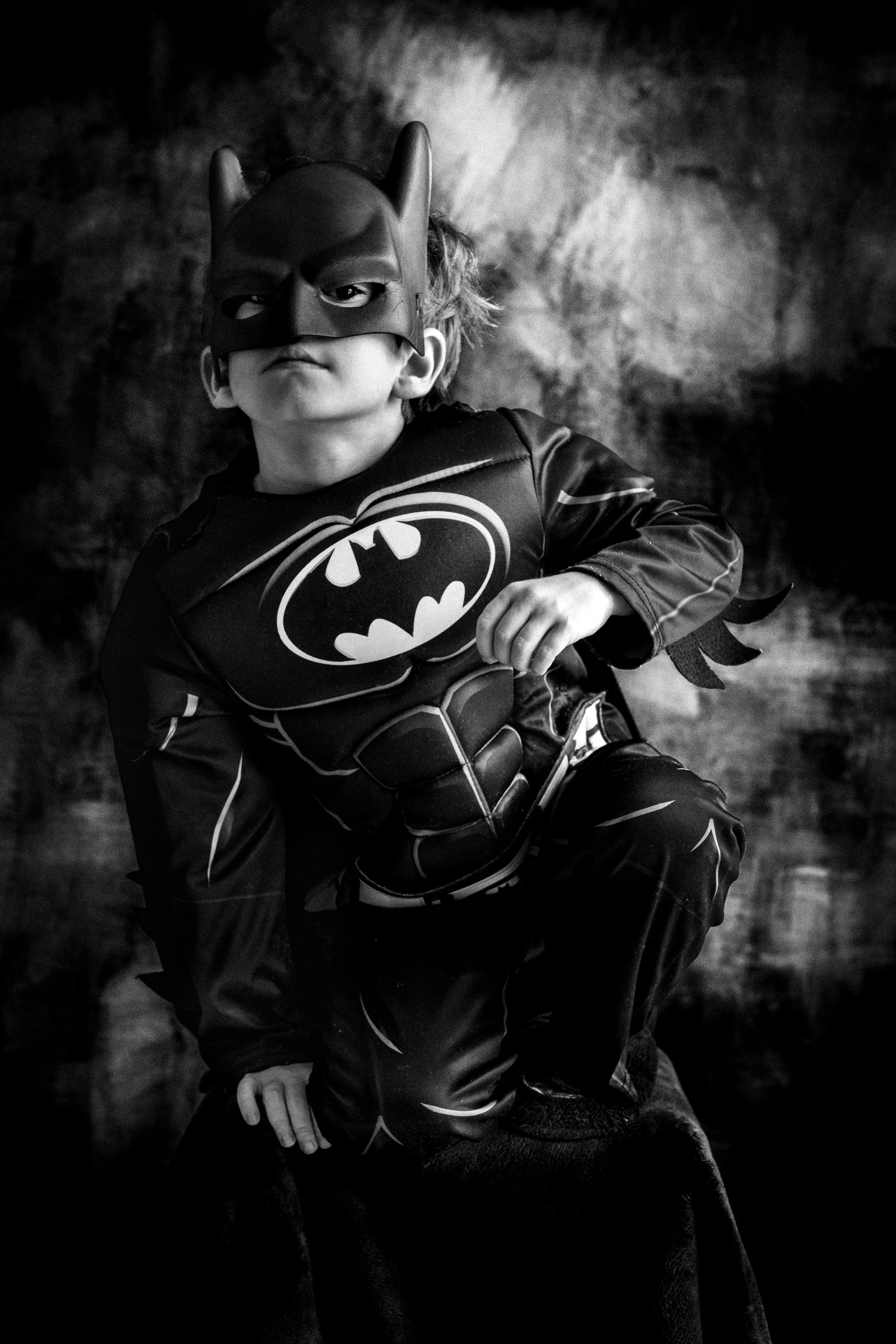 Portrait studio d’un enfant en tenue de Batman