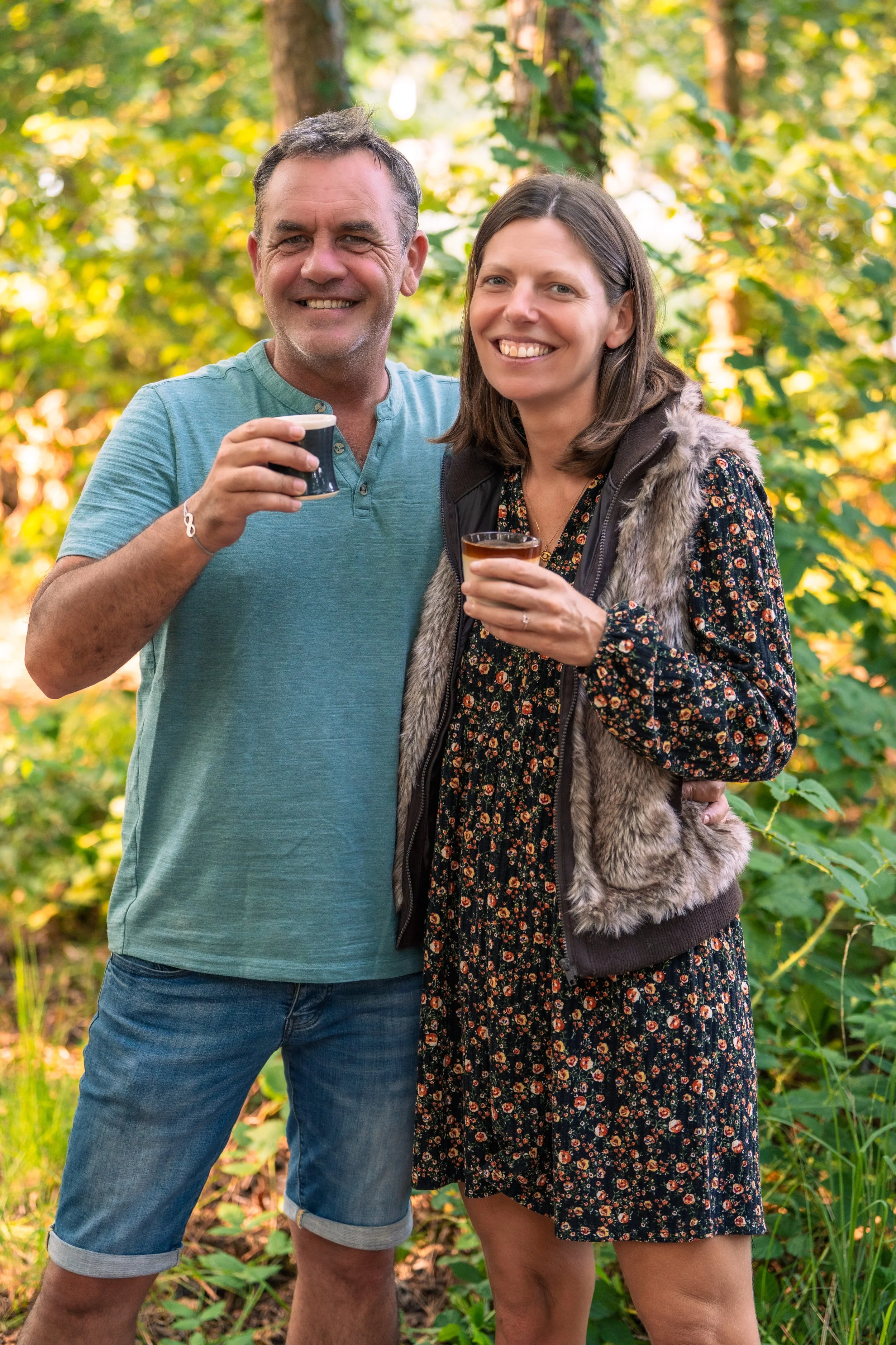 Couple souriant buvant un café en extérieur