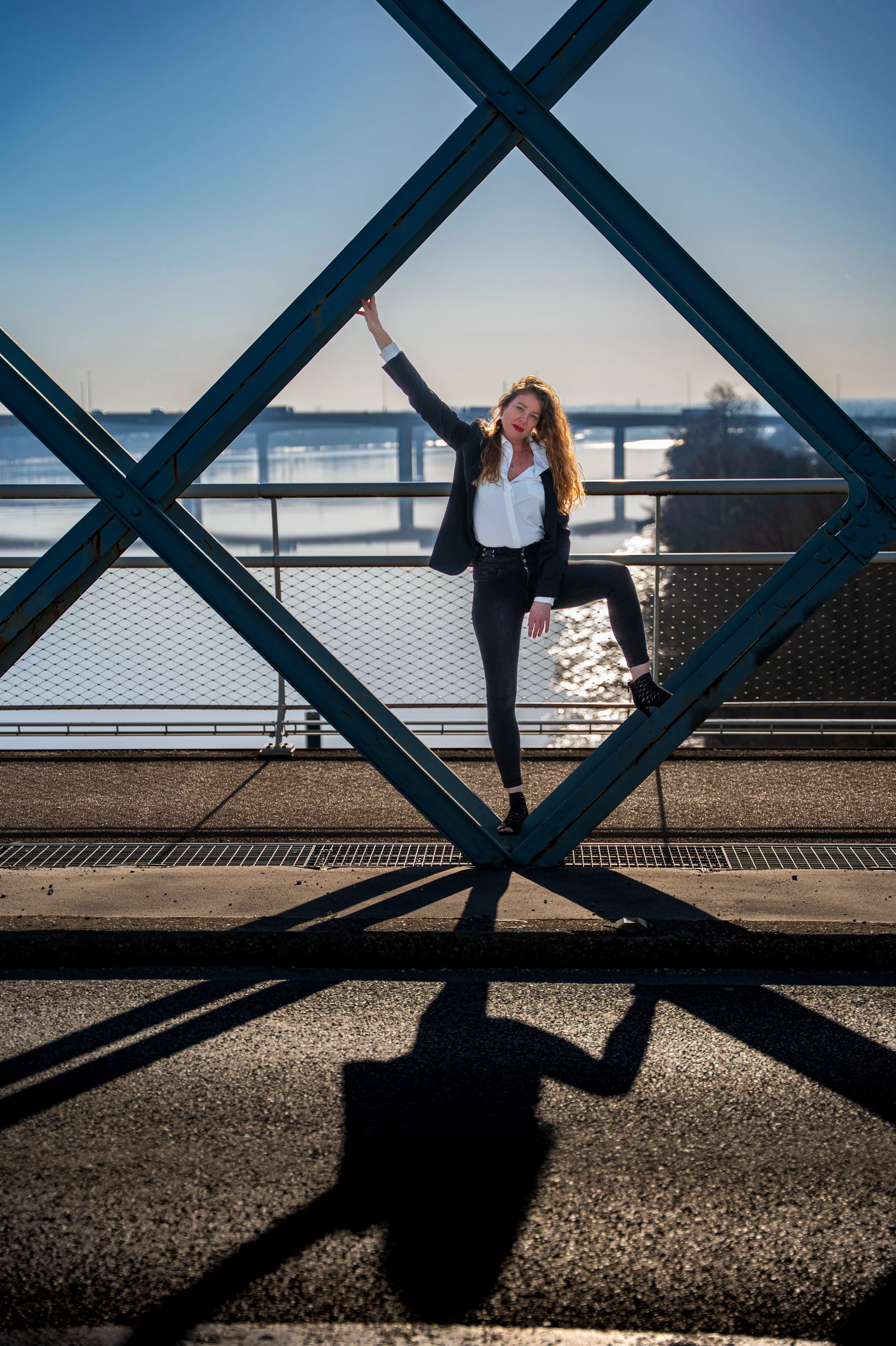 Jeune femme sur le pont Eiffel de Cubzac les Ponts - Jeux graphiques avec la structure métallique 