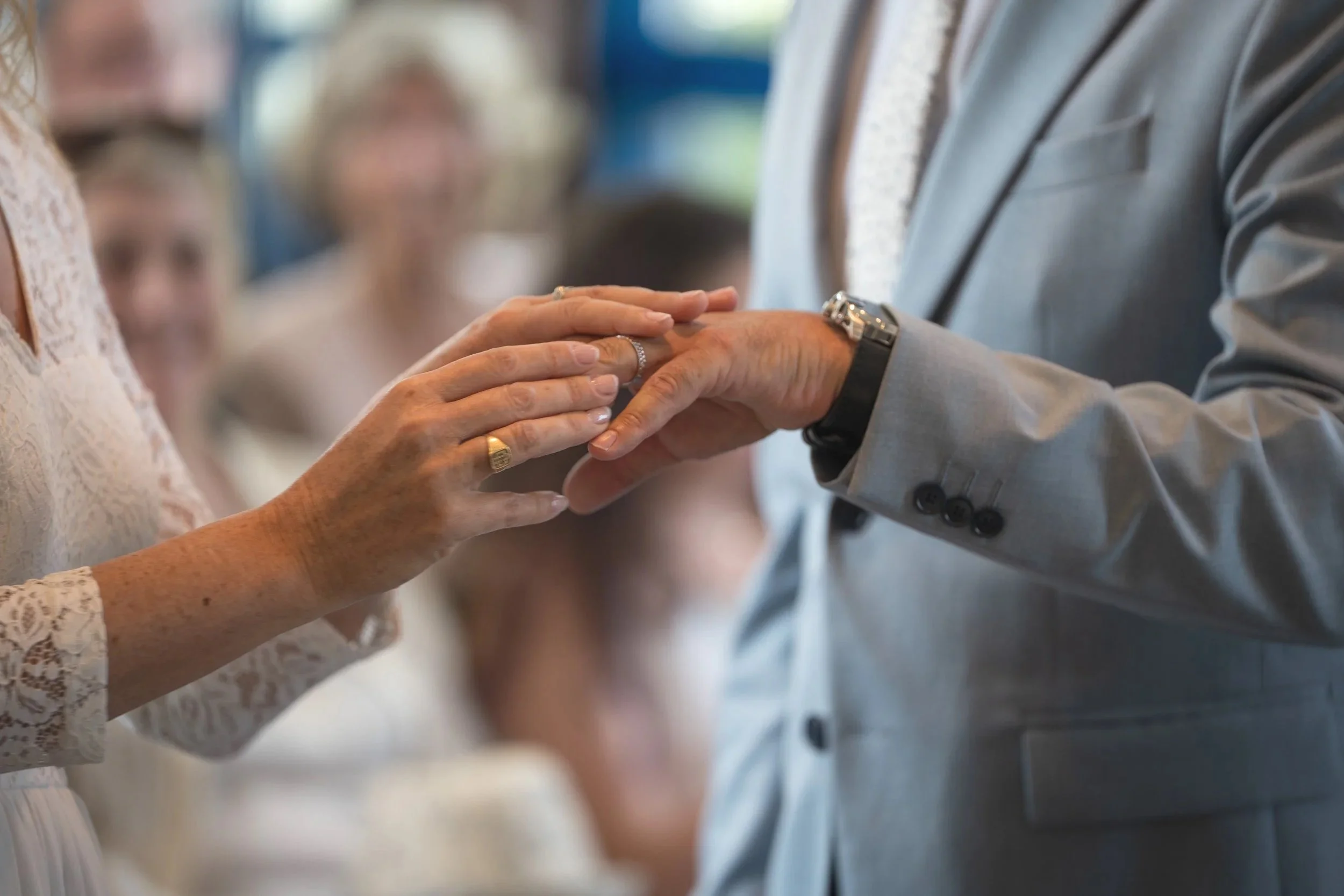 Détail mains et alliances - mariage