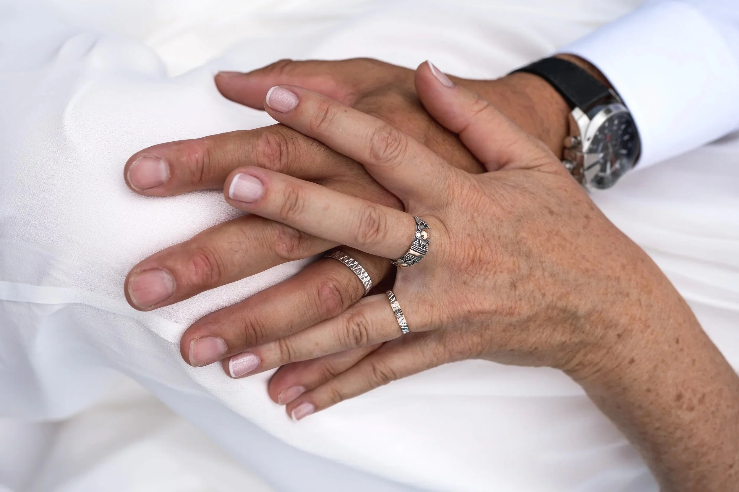 Détail mains et alliances - mariage
