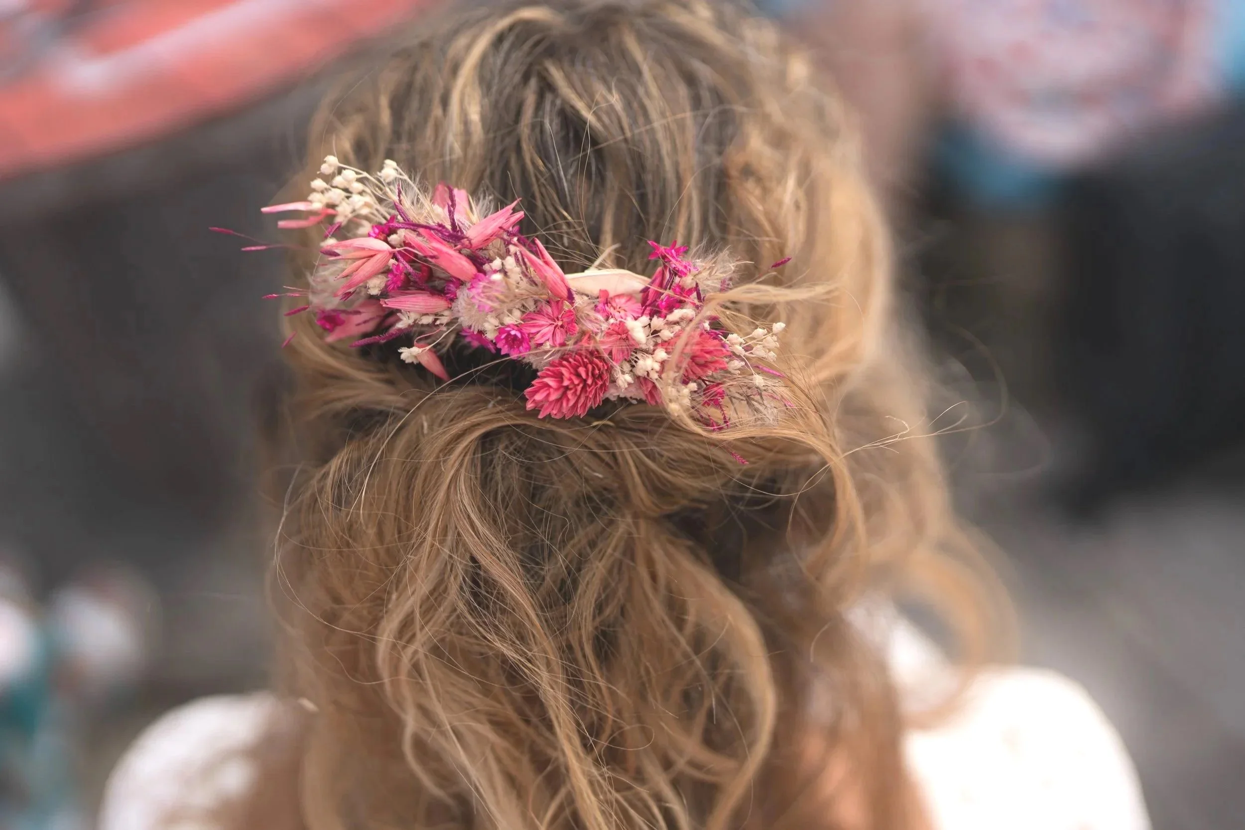 Détail de coiffure, fleurs séchées - mariage 
