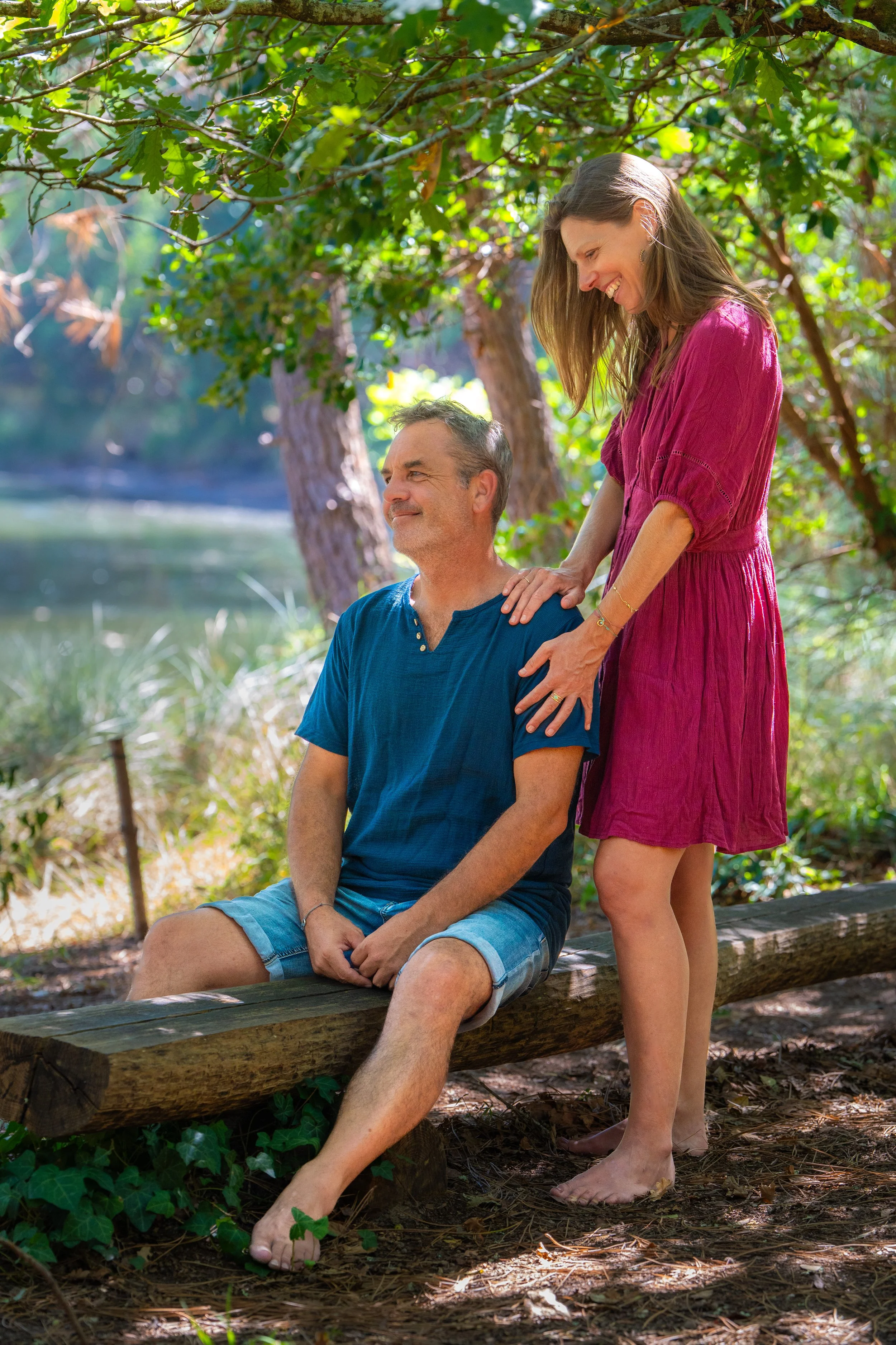Couple souriant et complice dans la nature
