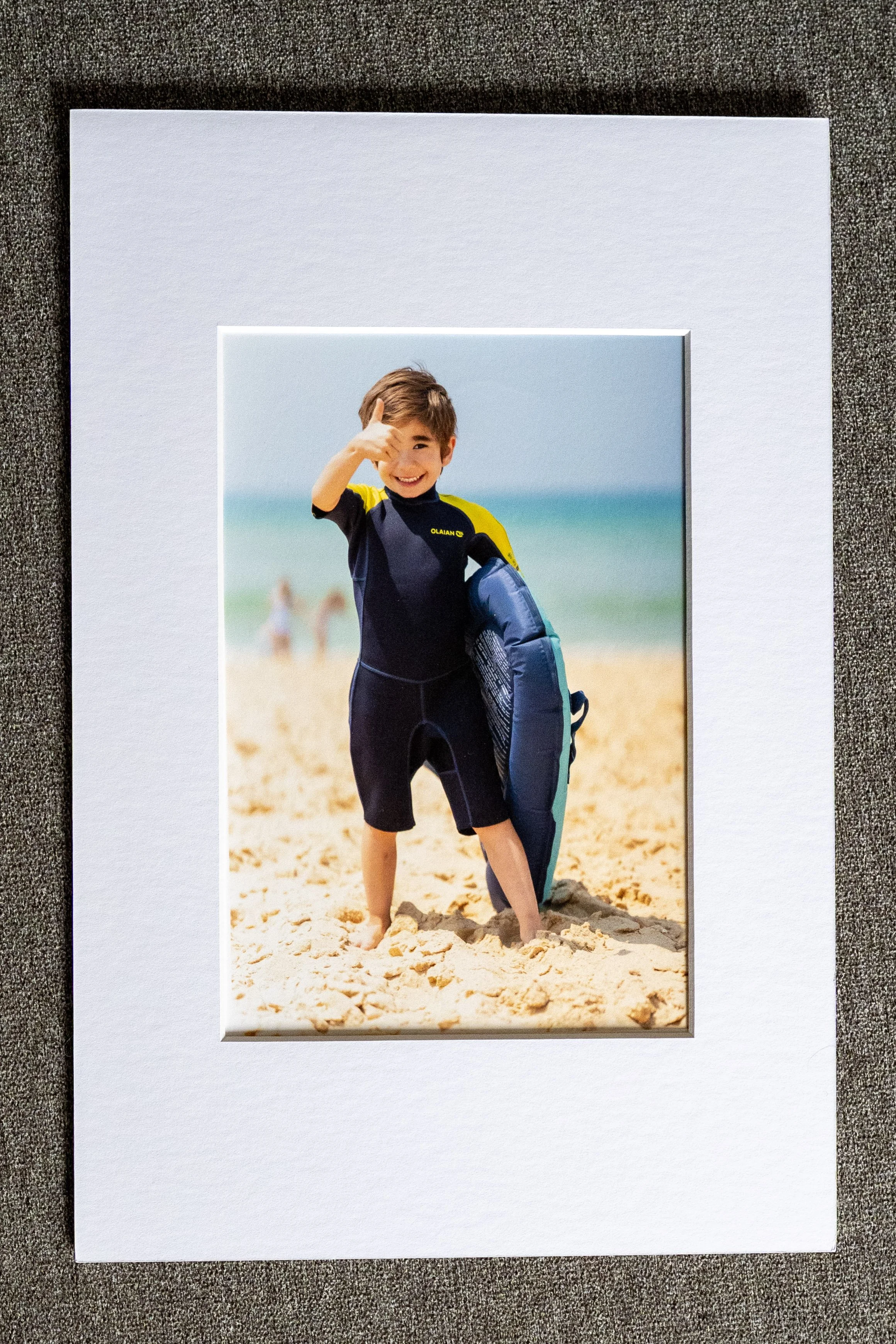 Jeune garçon à la plage avec sa planche de surf - tirage sur papier Fine Art qualité musée sous passe-partout - Serge vintenat photographe
