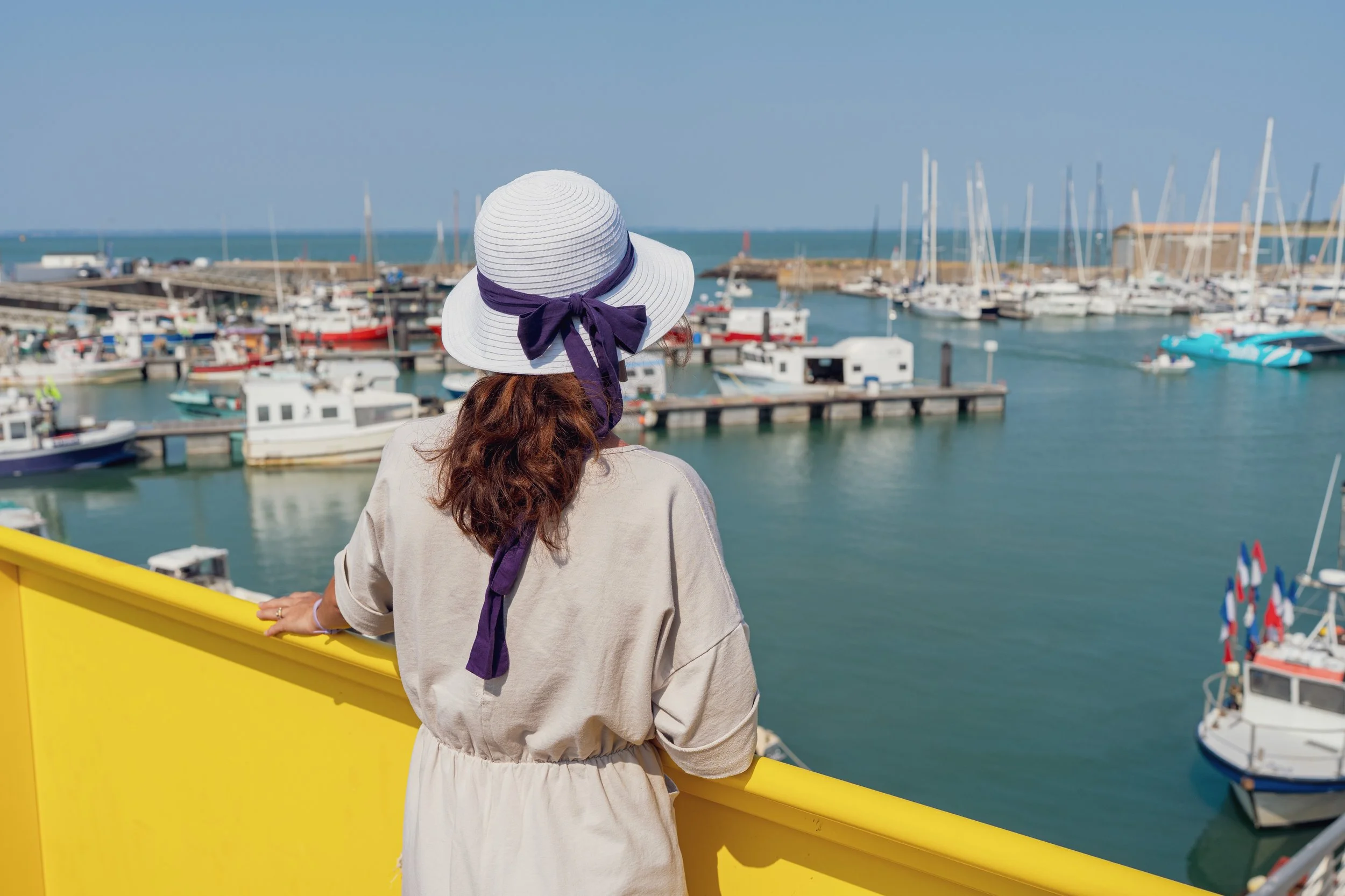 Femme au chapeau, jeu de couleurs sur le port de pêche