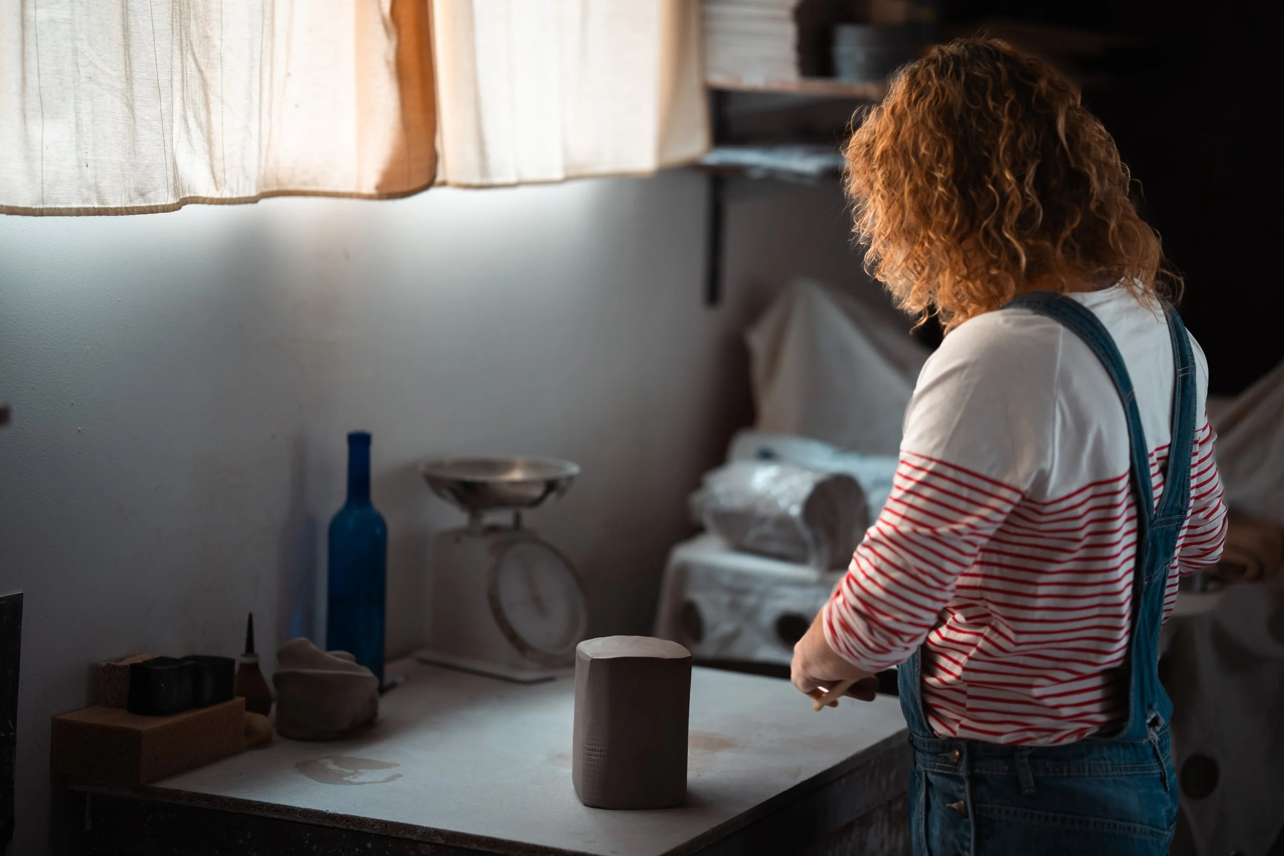 Artisan céramiste dans son atelier professionnel