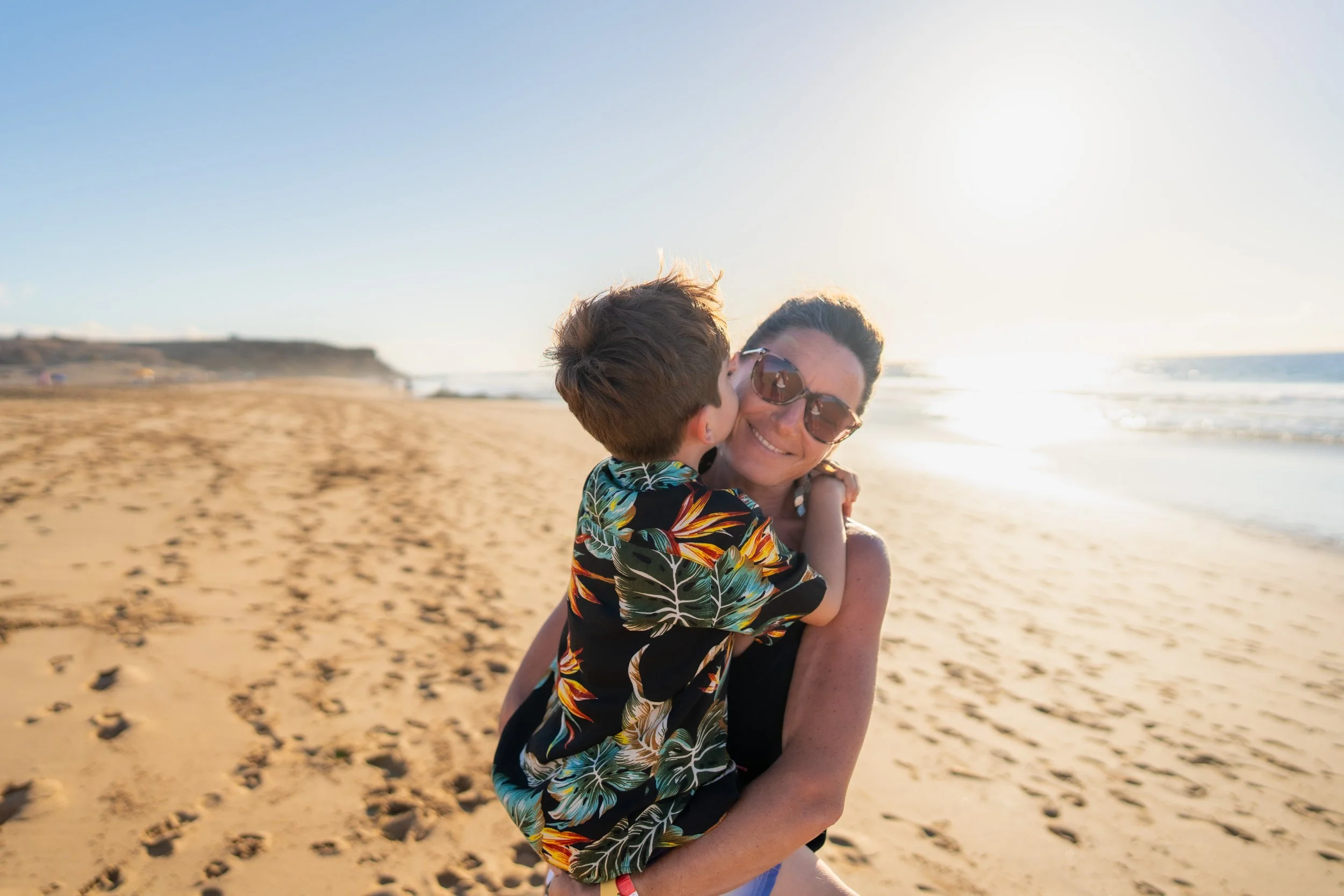 Pose câlin d’une mère et son enfant à la plage