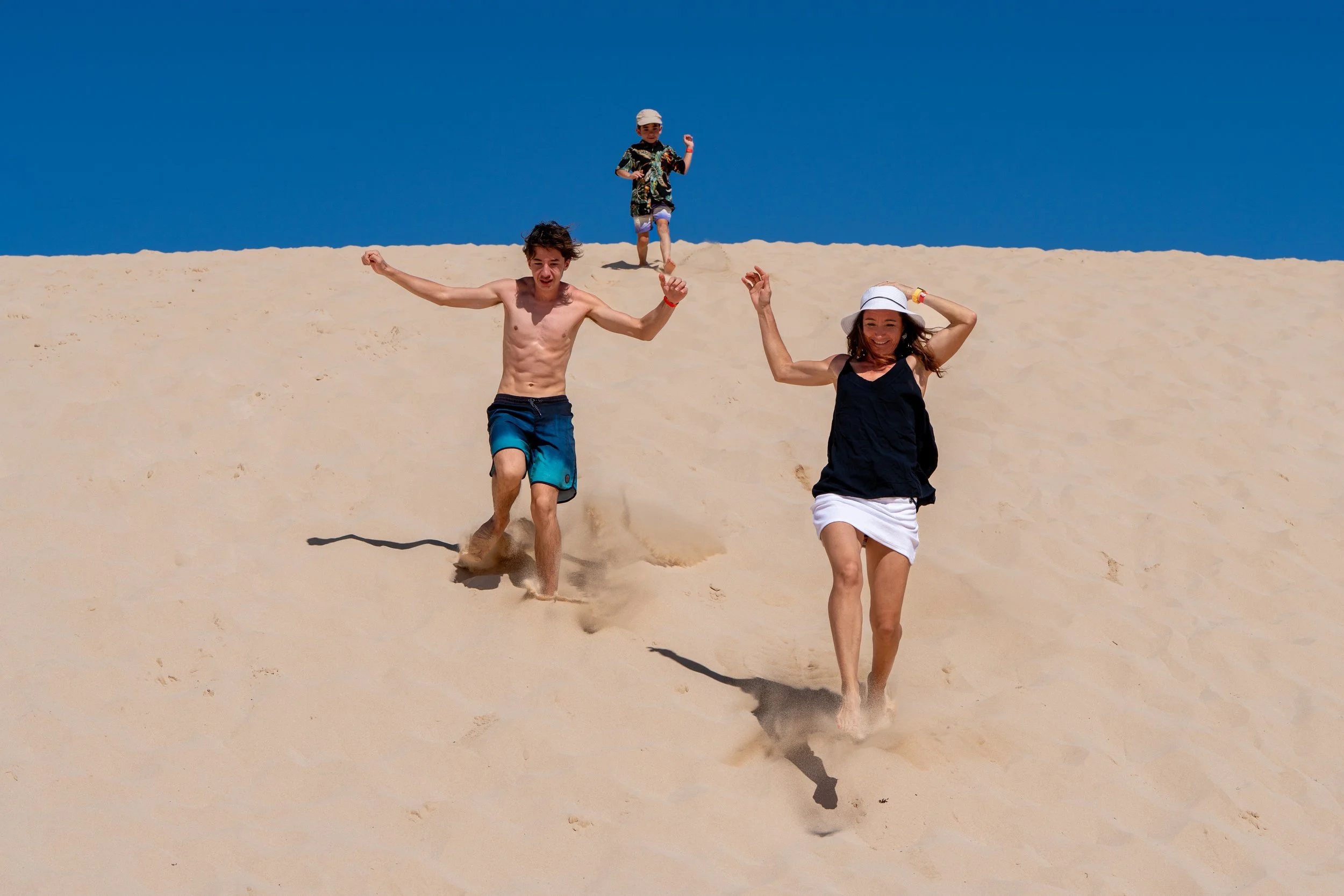 Famille courant dans les dunes