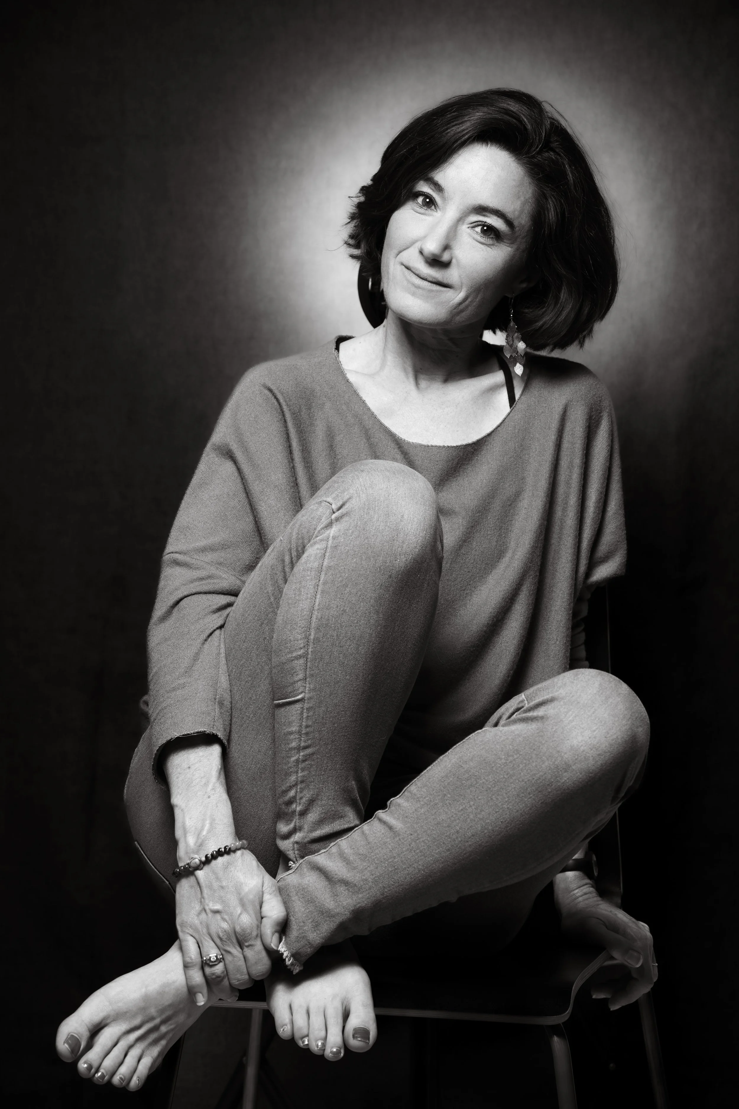 Joli portrait studio d’une femme simple et naturelle