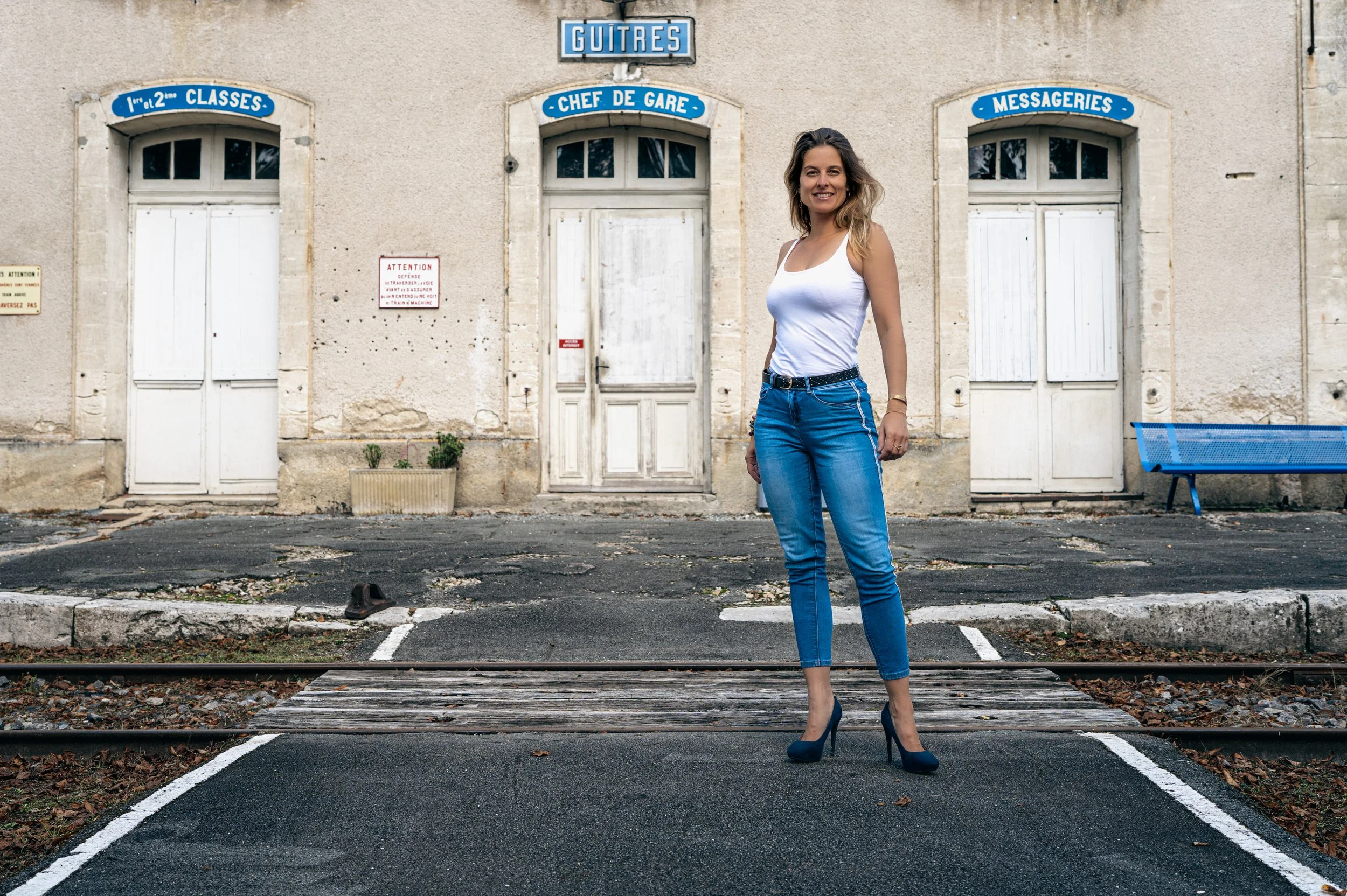 Jeune femme sexy et dynamique en blanc et bleu