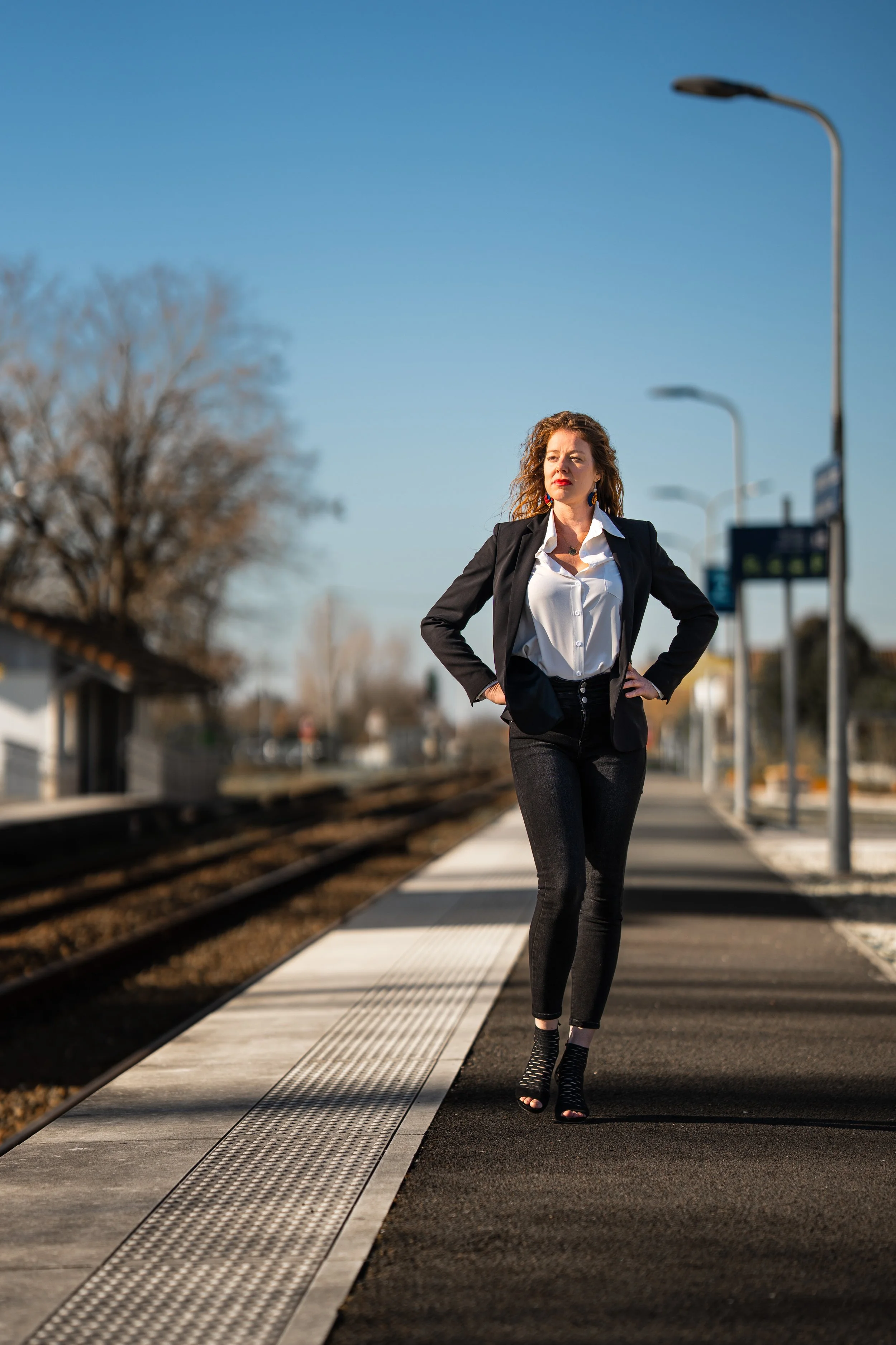 Jeune femme qui défile sur le quai de la gare
