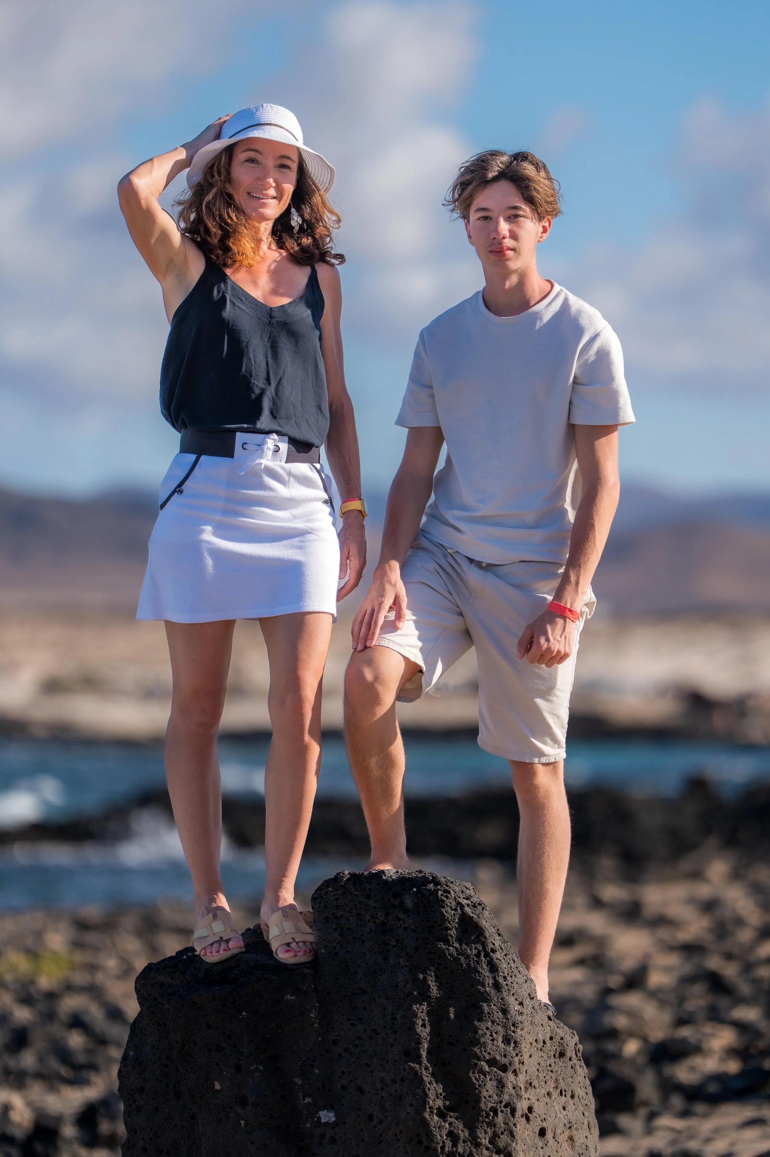 Portrait de mère et adolescent en exterieur