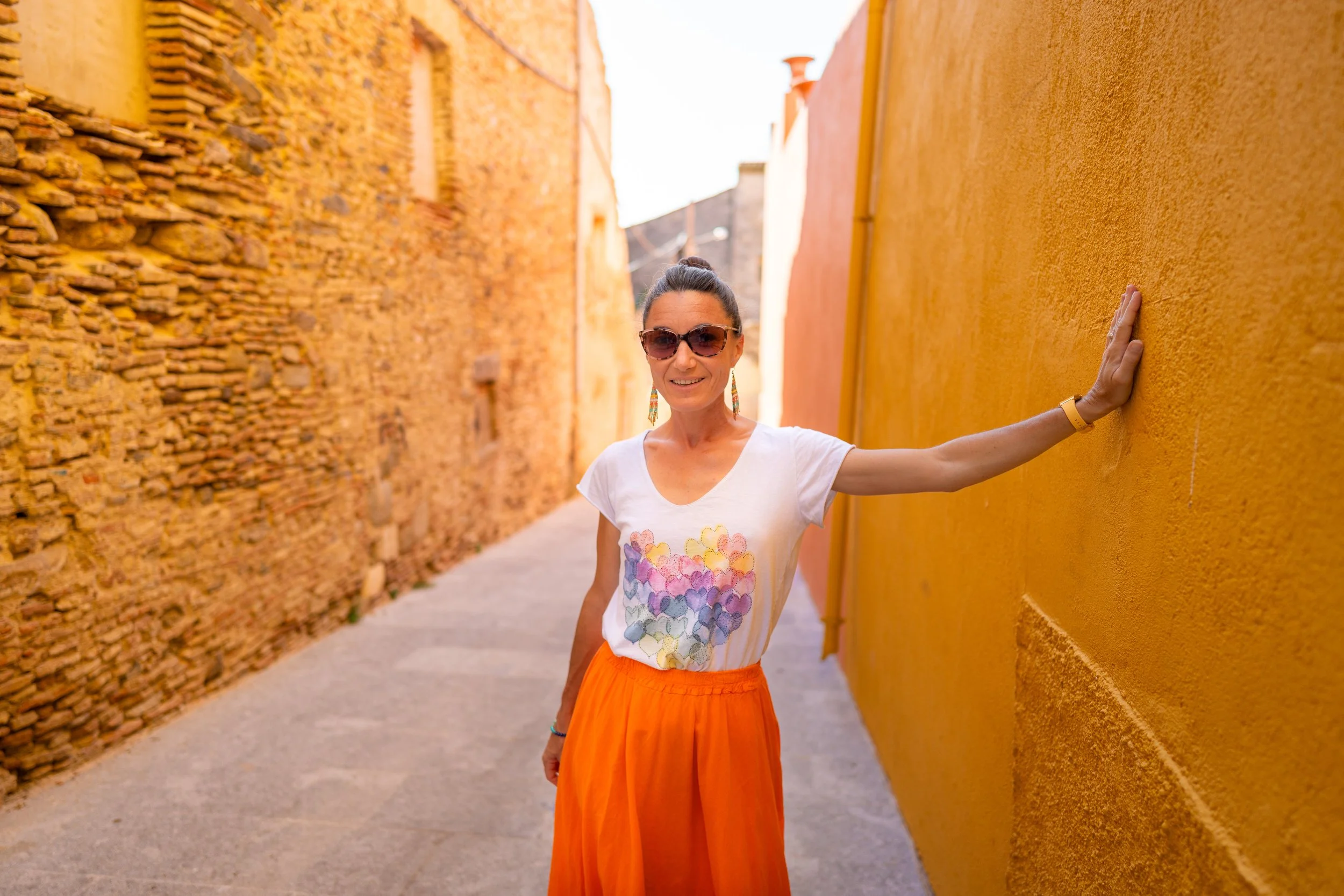 Femme dans une rue colorée, lumière chaude et orangée