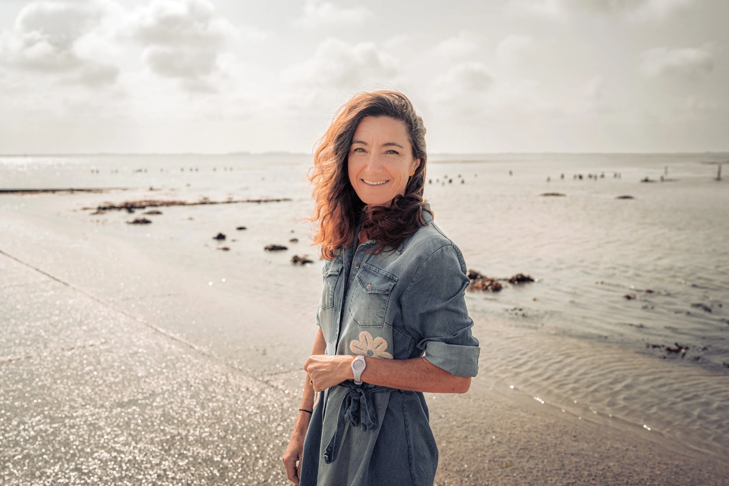 Portrait de femme au bord de l’eau
