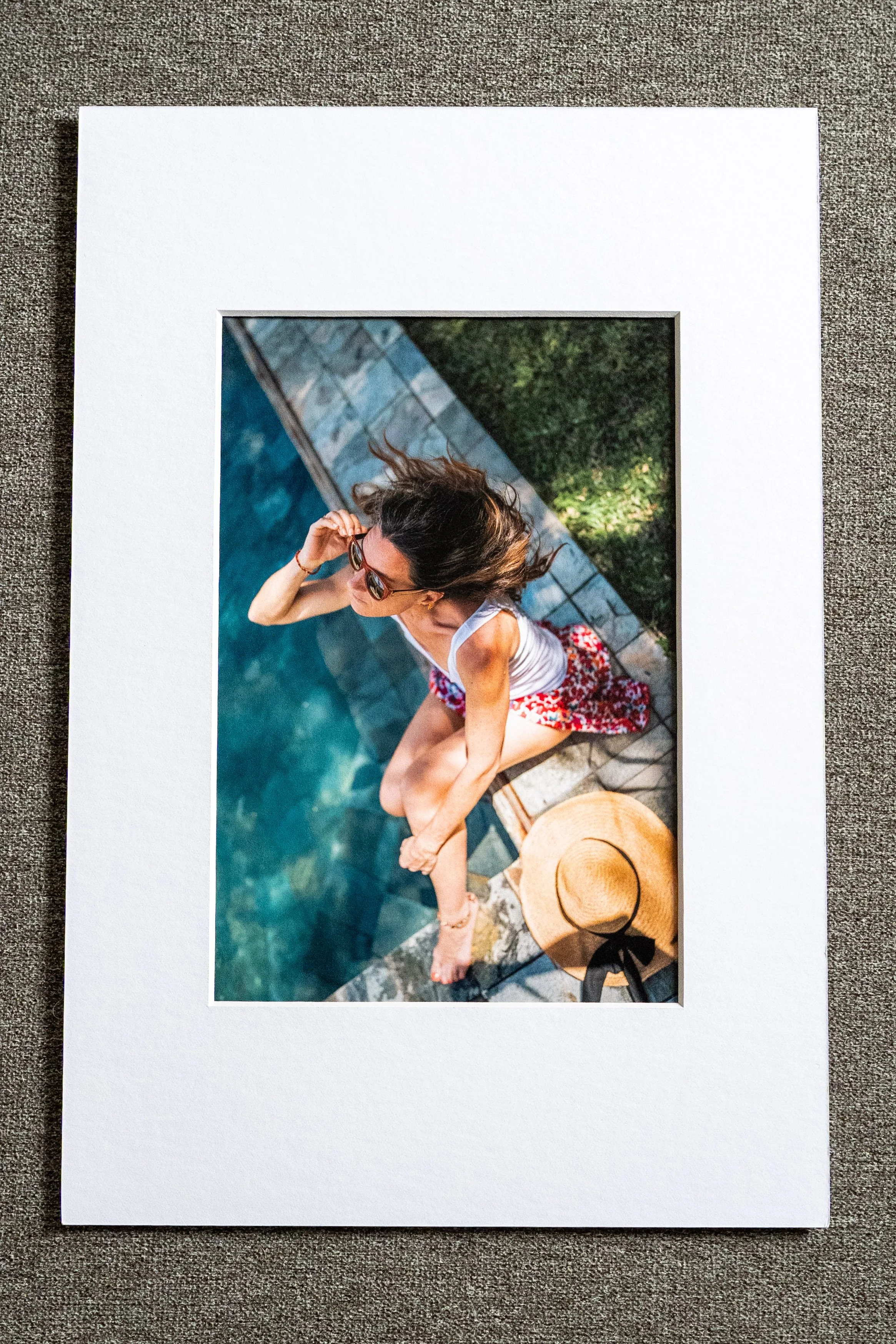 Jeune femme au bord de la piscine, tirage sur papier Fine Art qualité musée sous passe-partout - Serge Vintenat photographe