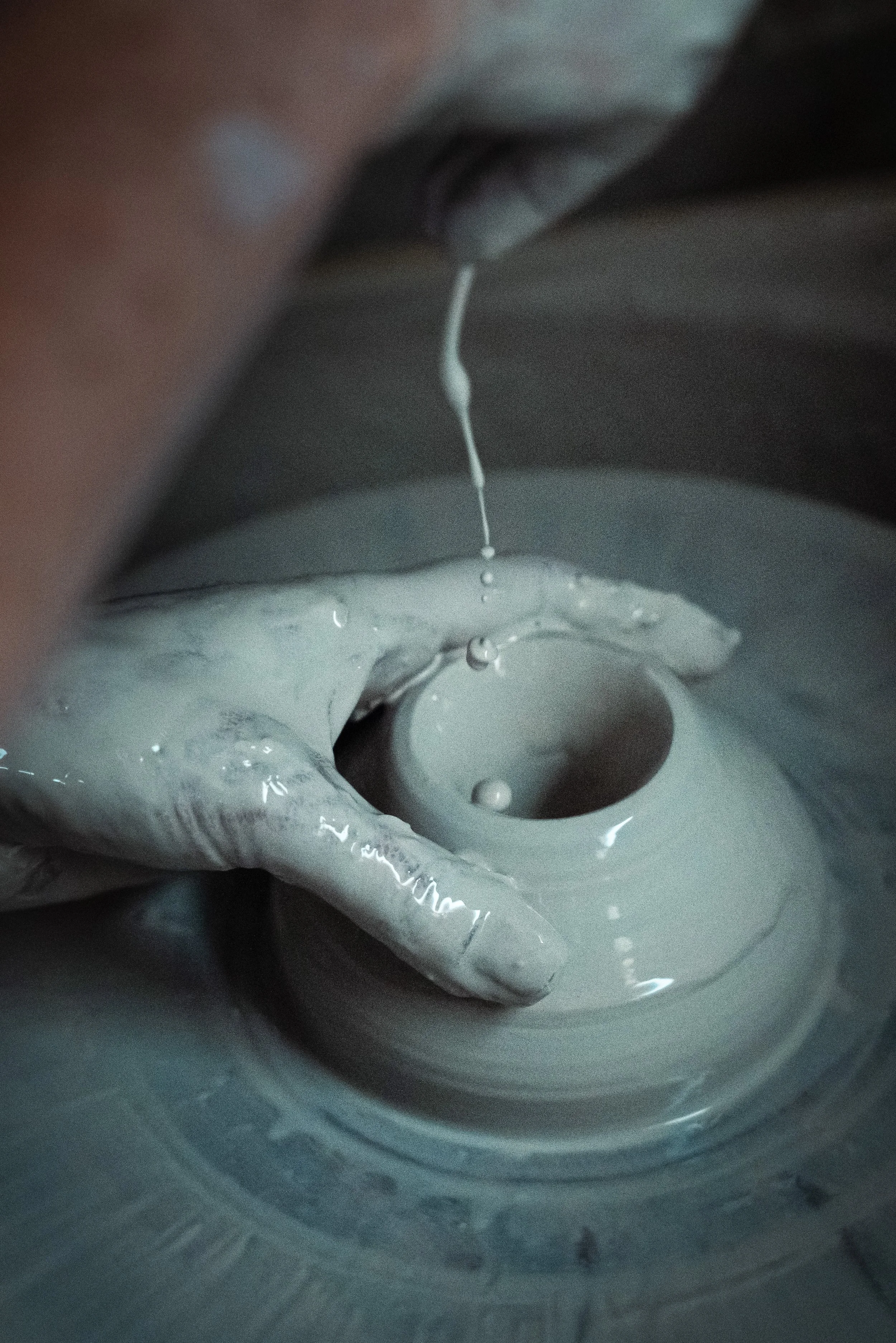 Artisan céramiste en train de tourner dans son atelier, beauté du geste et du mouvement