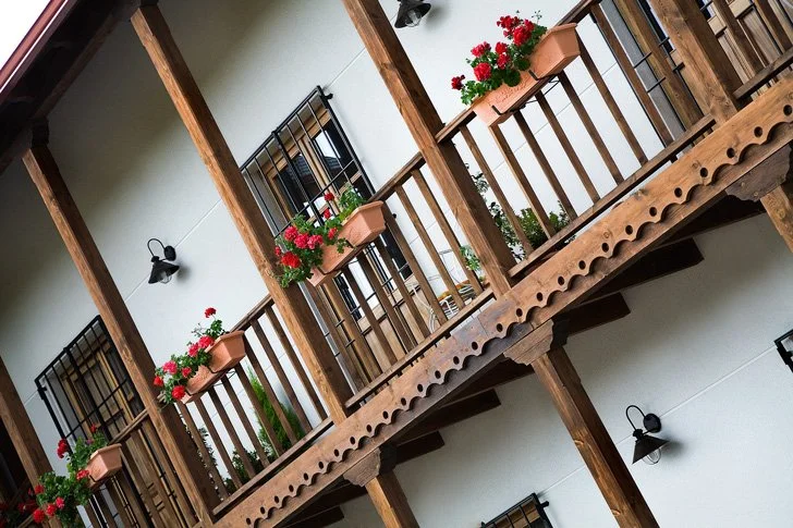 Fachada corredor de hotel rural la peregrina
