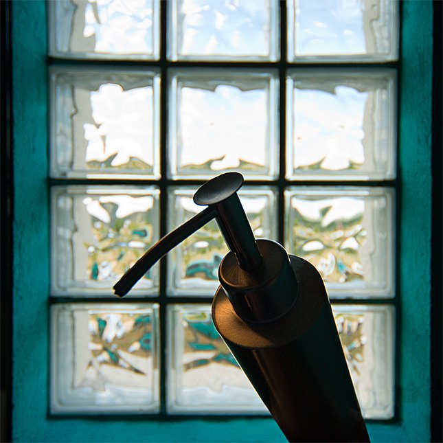 detalle de grifo en lavabo de hotel rural la peregrina