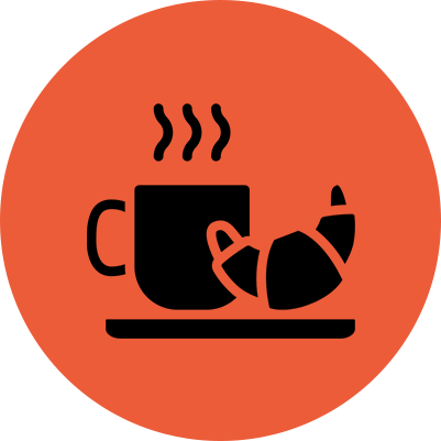 Taza humeante y croissant en un plato sobre fondo naranja.