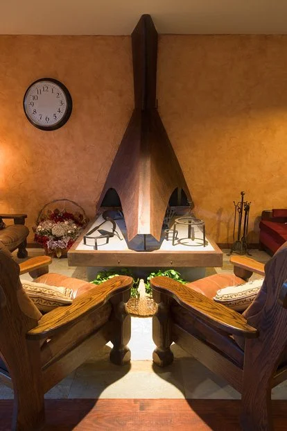 Zona común con chimenea en salón comedor en hotel rural la peregrina.