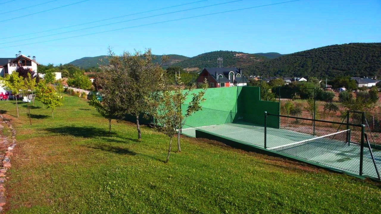 Pista de padel entre jardines de hotel rural de la peregrina