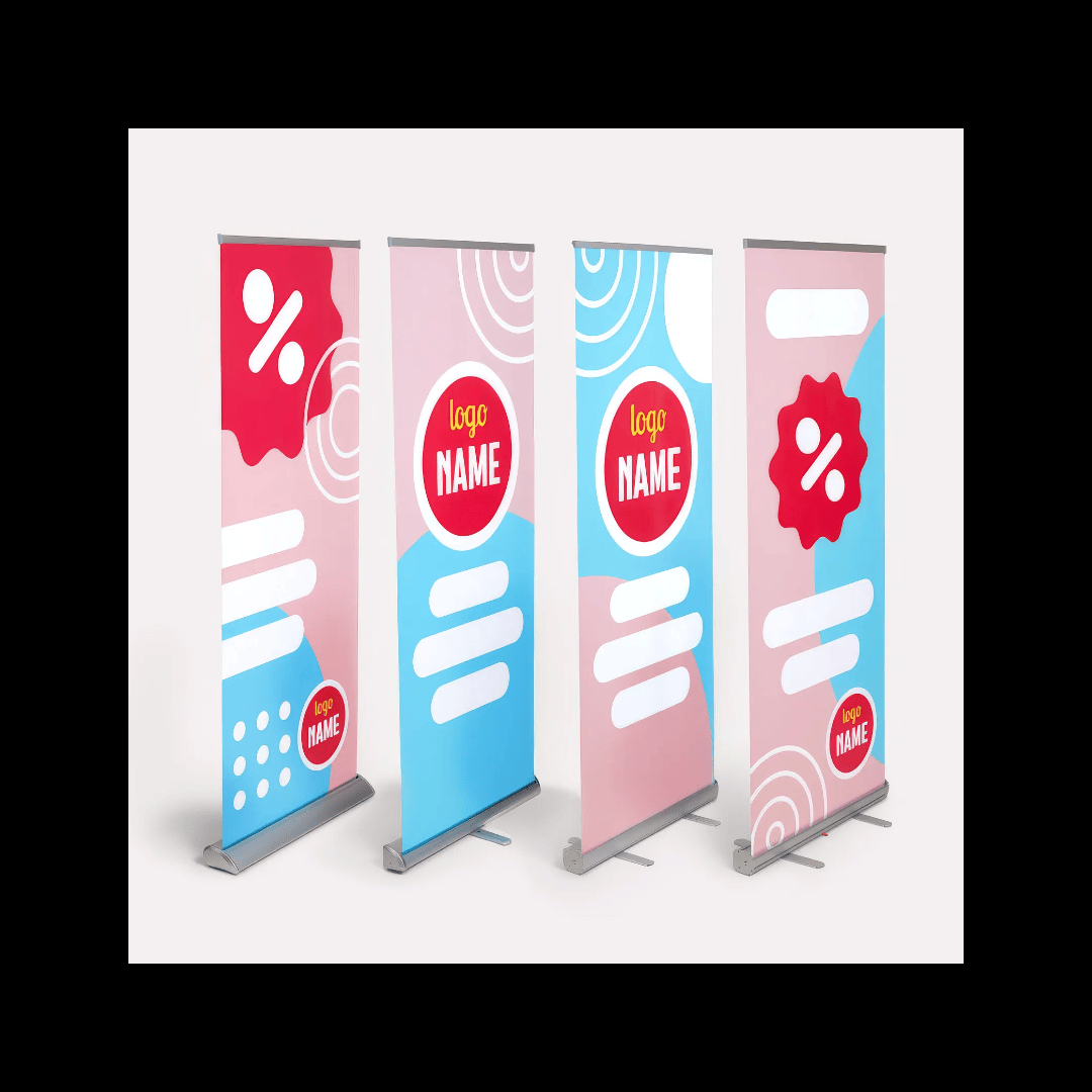 Vier roll-up banners met kleurrijke abstracte ontwerpen en plaatsen voor logo en naam, gebruikmakend van blauwe, roze, en witte kleuren met ronde en stippen patronen.