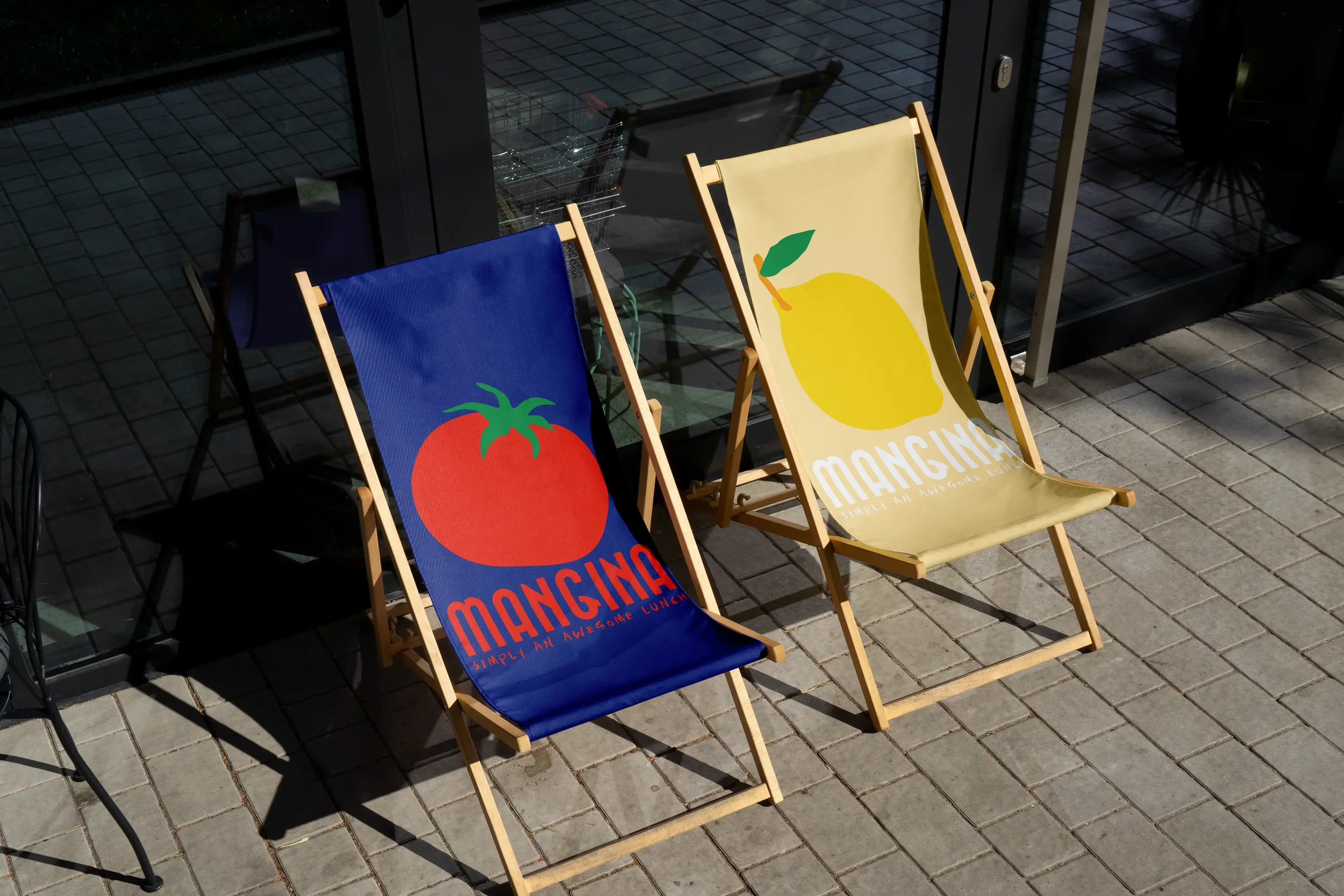 Twee vouwstoelen in een heel heldere kleur met het logo van Mangina erop