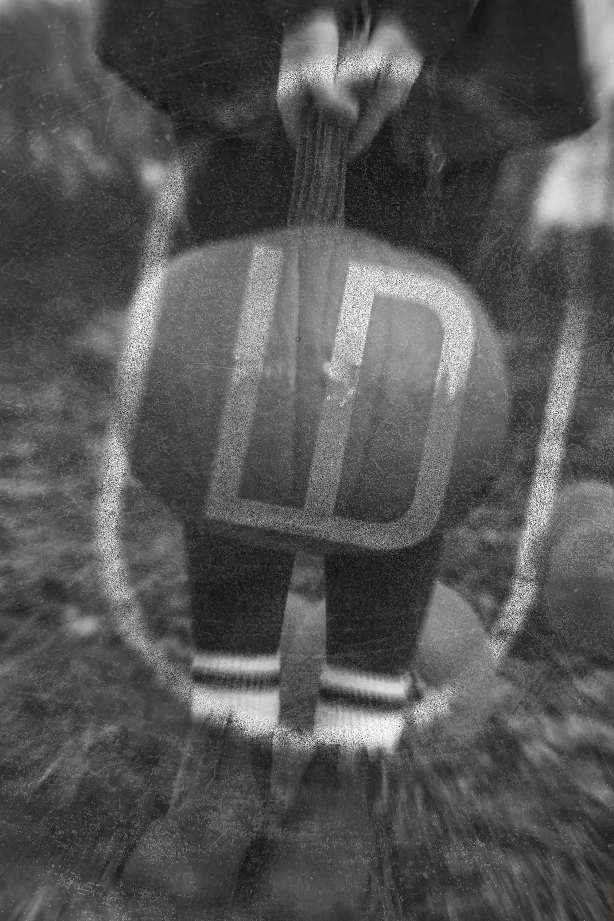 Zwart-wit campagnebeeld met bewegingsonscherpte en typografische focus dat de creatieve en visuele identiteit van het merk versterkt ontworpen door Brandfold®