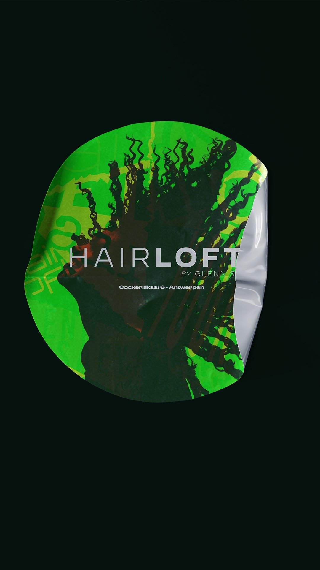 Hairloft sticker ontwerp met dynamisch campagnebeeld en typografie toegepast in print en branding dat de visuele identiteit van het kapsalon versterkt ontworpen door Brandfold®