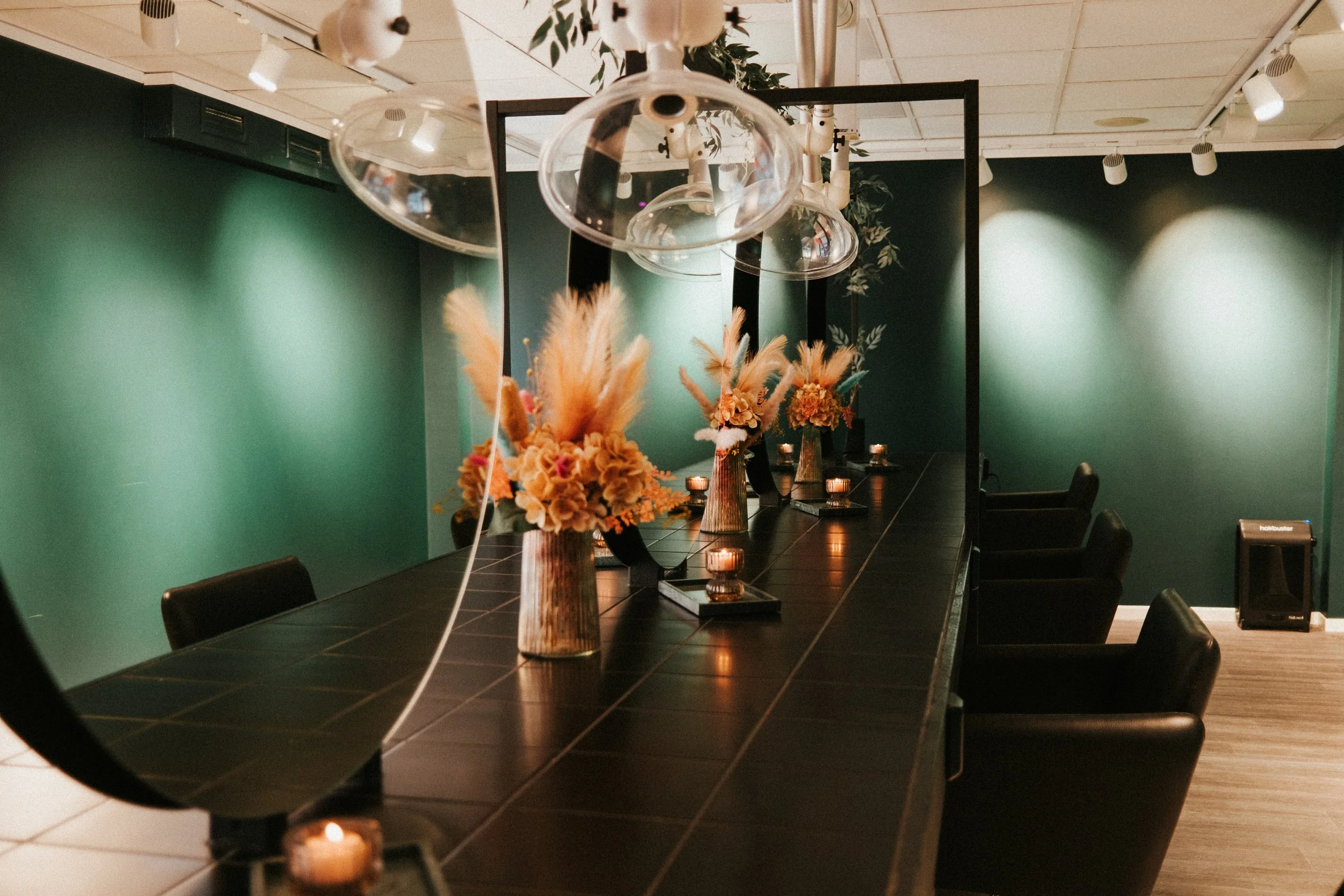 Photographer with a documentary and journalistic style, covering events, weddings, and corporate assignments in the Arctic and Northern Norway. Experience from Bodø, Tromsø, Lofoten, and the Nordland region.