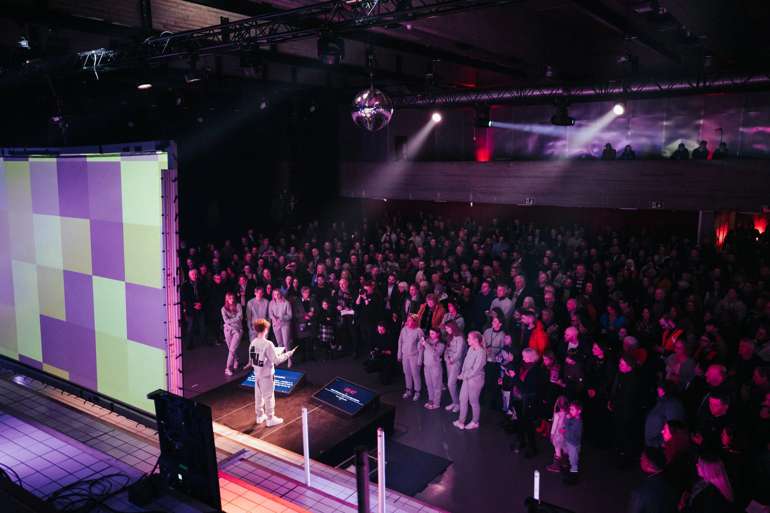 Fotograf med bakgrunn i journalistikk og redaksjonelt arbeid for magasiner, virksomheter og organisasjoner. Dokumentarisk foto produsert i Nord-Norge og Arktis, med prosjekter i Bodø, Tromsø, Lofoten og Nordland.