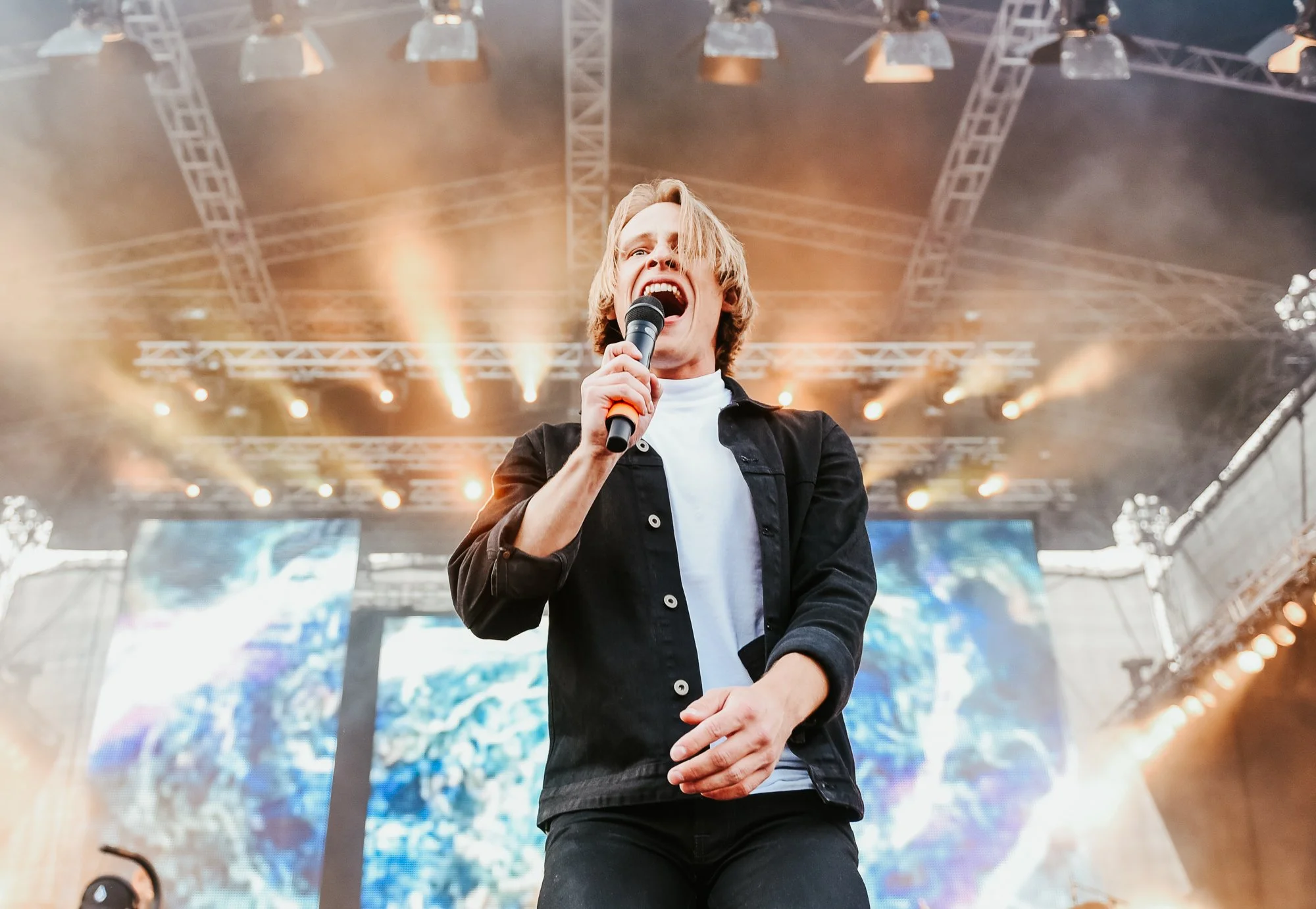 Dokumentarisk fotograf i Nord-Norge med oppdrag innen journalistikk, magasiner, events, bryllup og corporate foto. Bildene er tatt i Bodø, Tromsø, Lofoten og Nordland, med fokus på ekte øyeblikk, mennesker og arktisk hverdagsliv.