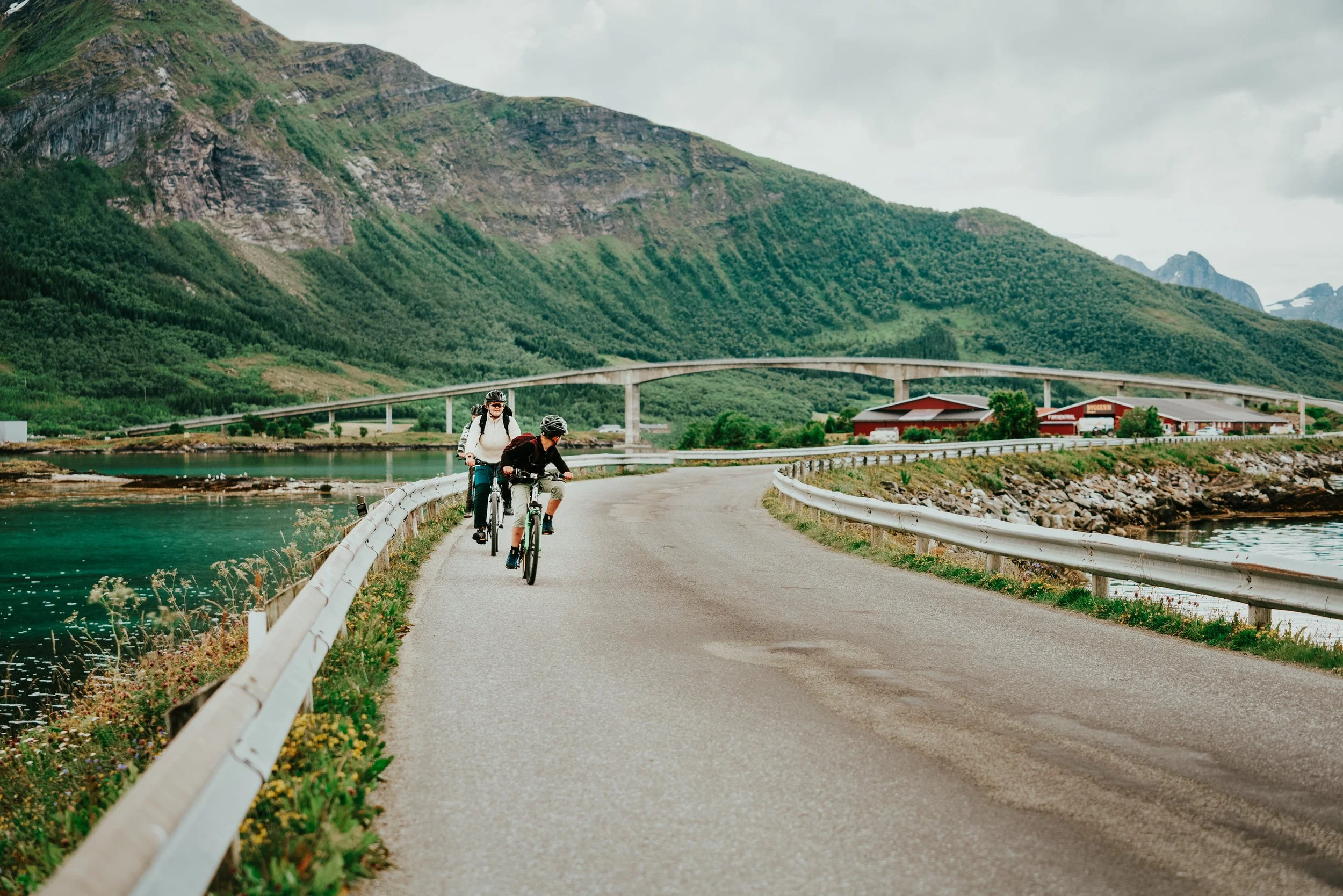 Photographer with a documentary and journalistic style, covering events, weddings, and corporate assignments in the Arctic and Northern Norway. Experience from Bodø, Tromsø, Lofoten, and the Nordland region.