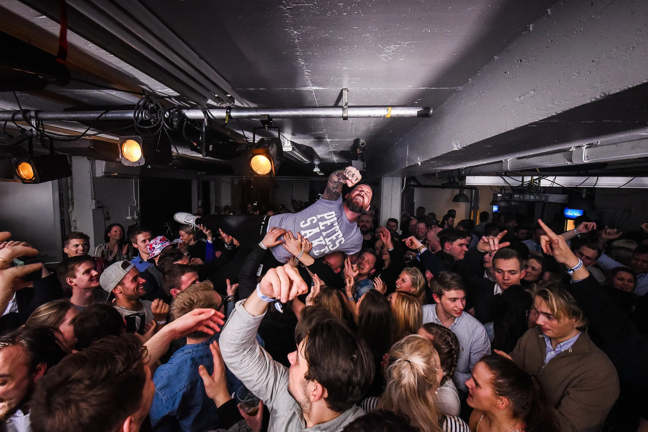 Fotograf med bakgrunn i journalistikk og redaksjonelt arbeid for magasiner, virksomheter og organisasjoner. Dokumentarisk foto produsert i Nord-Norge og Arktis, med prosjekter i Bodø, Tromsø, Lofoten og Nordland.
