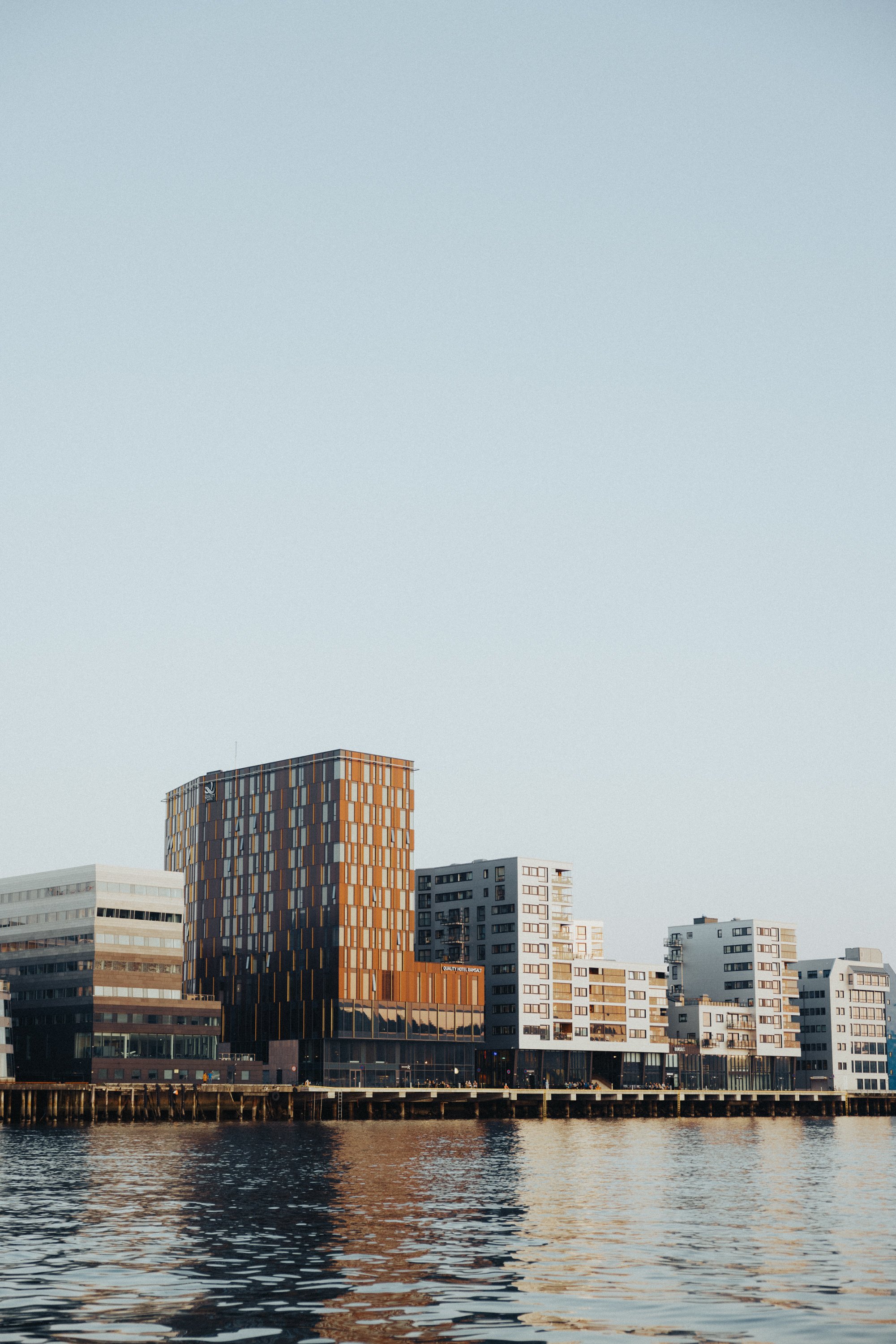 Fotograf med dokumentarisk og journalistisk stil for events, bryllup og corporate oppdrag i Arktis og Nord-Norge. Med erfaring fra Bodø, Tromsø, Lofoten og Nordland leveres bilder som forteller troverdige historier.