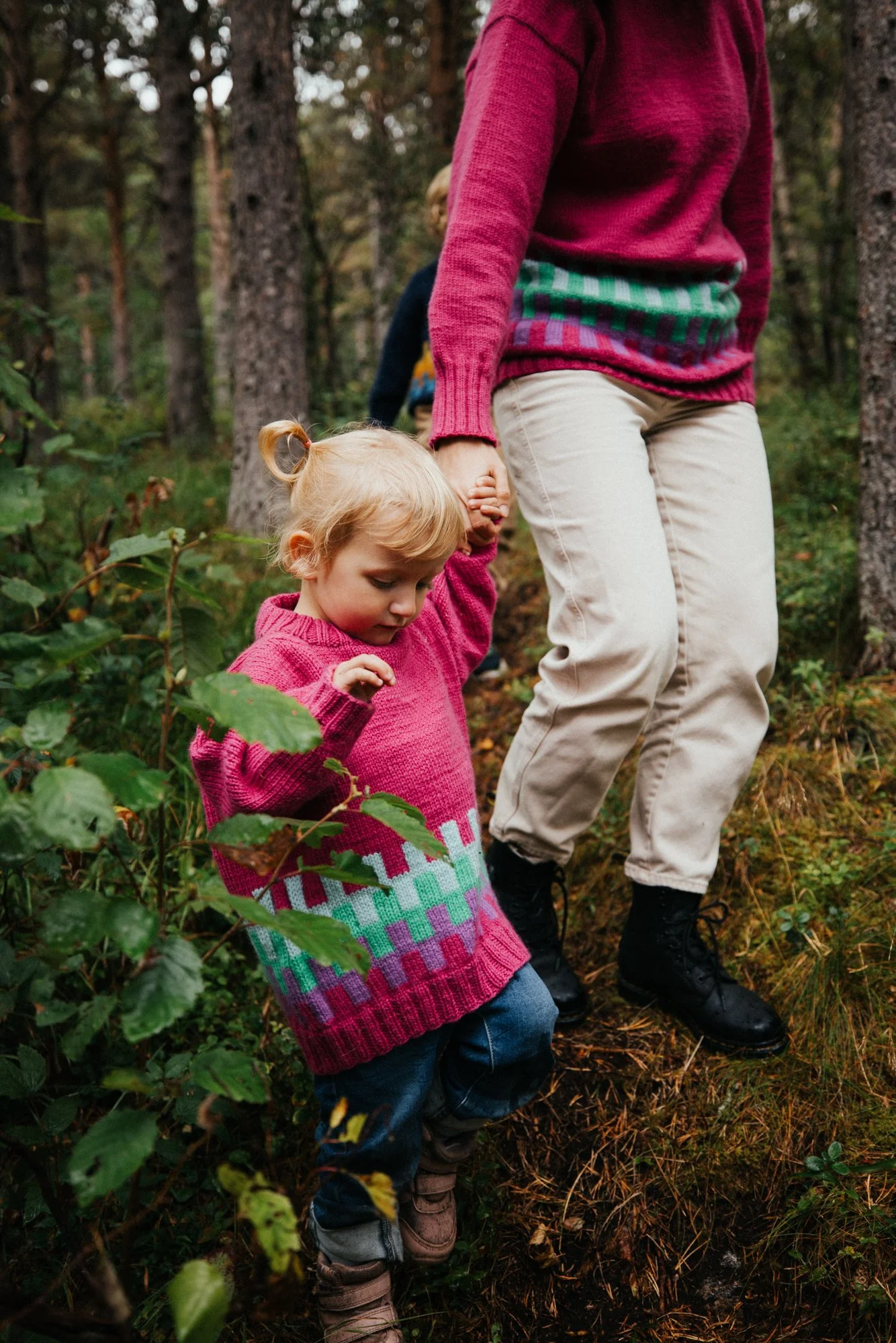 Photographer with a documentary and journalistic style, covering events, weddings, and corporate assignments in the Arctic and Northern Norway. Experience from Bodø, Tromsø, Lofoten, and the Nordland region.