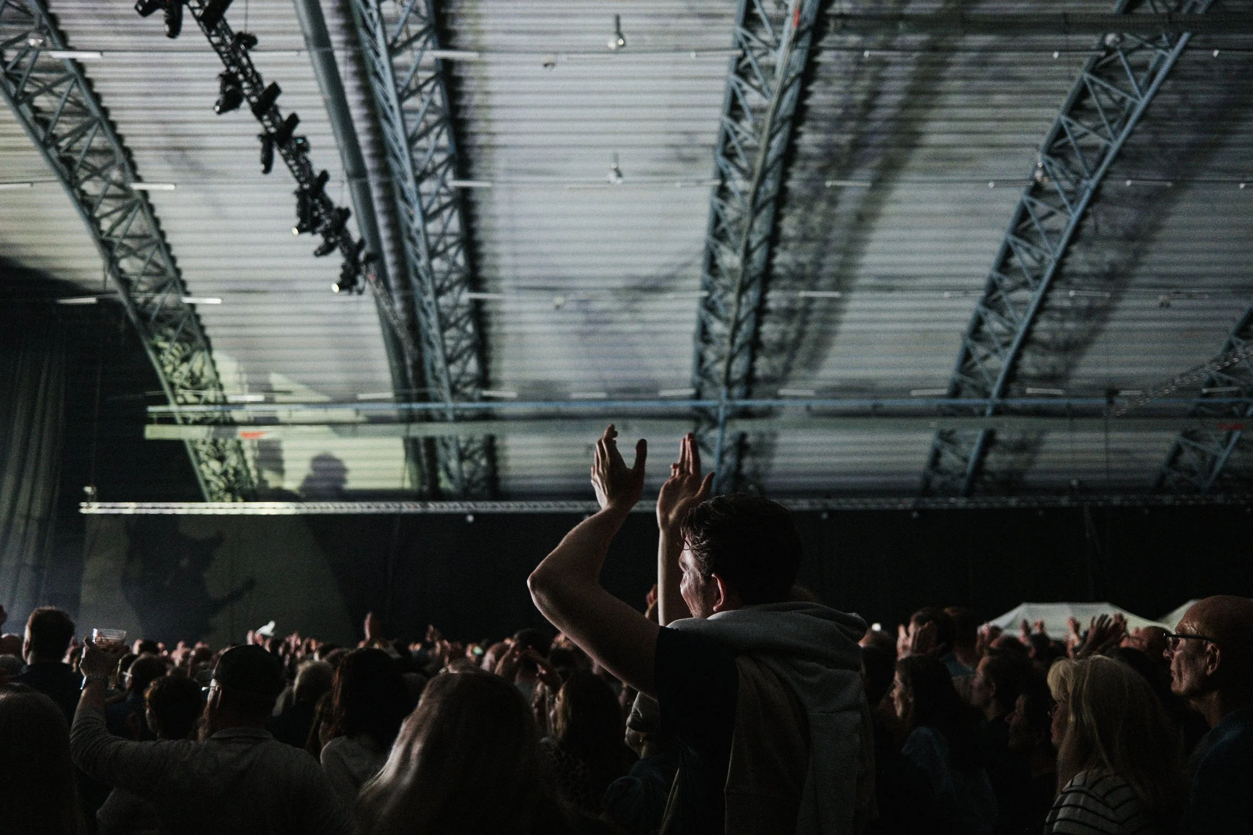 Photographer with a documentary and journalistic style, covering events, weddings, and corporate assignments in the Arctic and Northern Norway. Experience from Bodø, Tromsø, Lofoten, and the Nordland region.