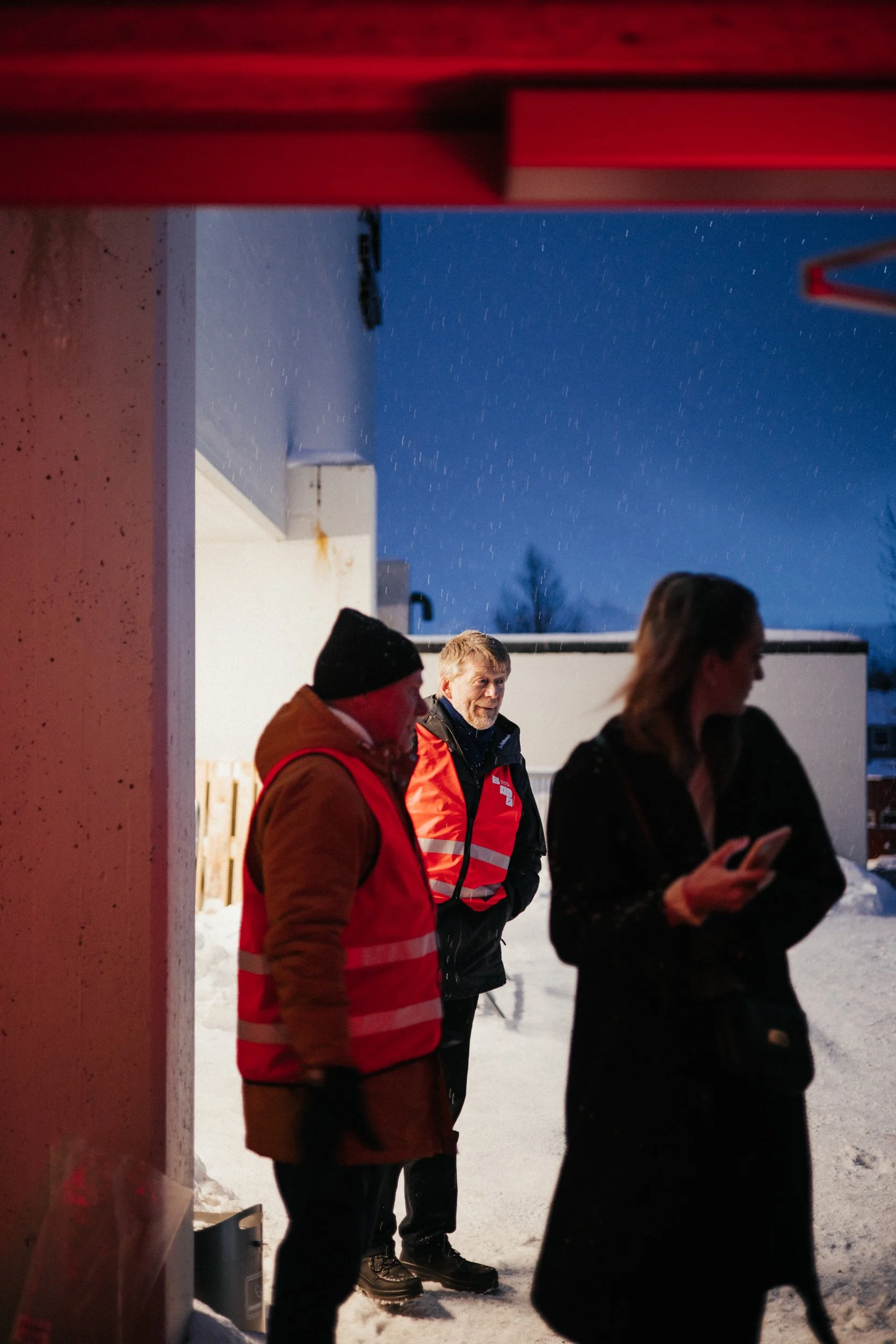 Fotograf med bakgrunn i journalistikk og redaksjonelt arbeid for magasiner, virksomheter og organisasjoner. Dokumentarisk foto produsert i Nord-Norge og Arktis, med prosjekter i Bodø, Tromsø, Lofoten og Nordland.