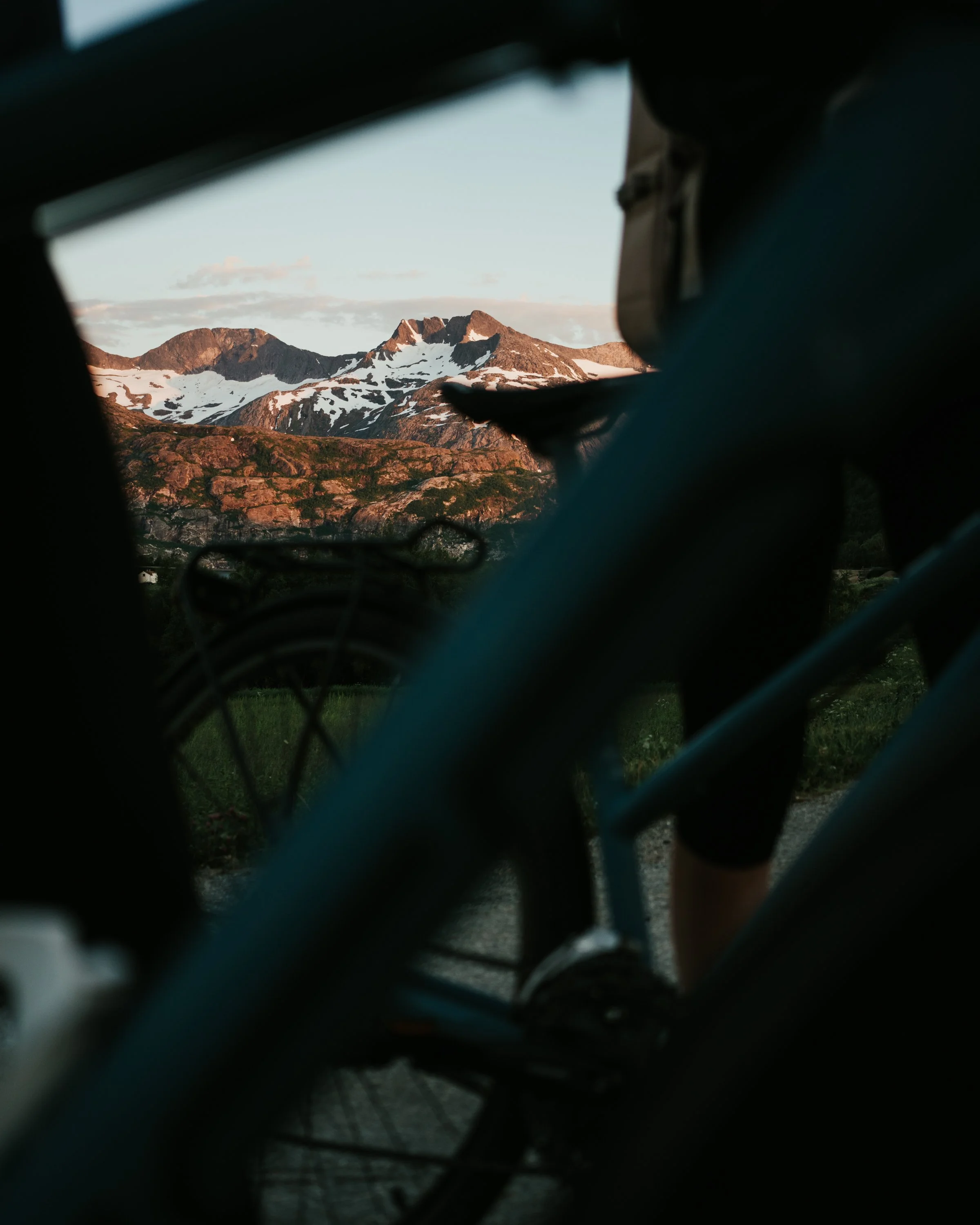 Photographer with a documentary and journalistic style, covering events, weddings, and corporate assignments in the Arctic and Northern Norway. Experience from Bodø, Tromsø, Lofoten, and the Nordland region.