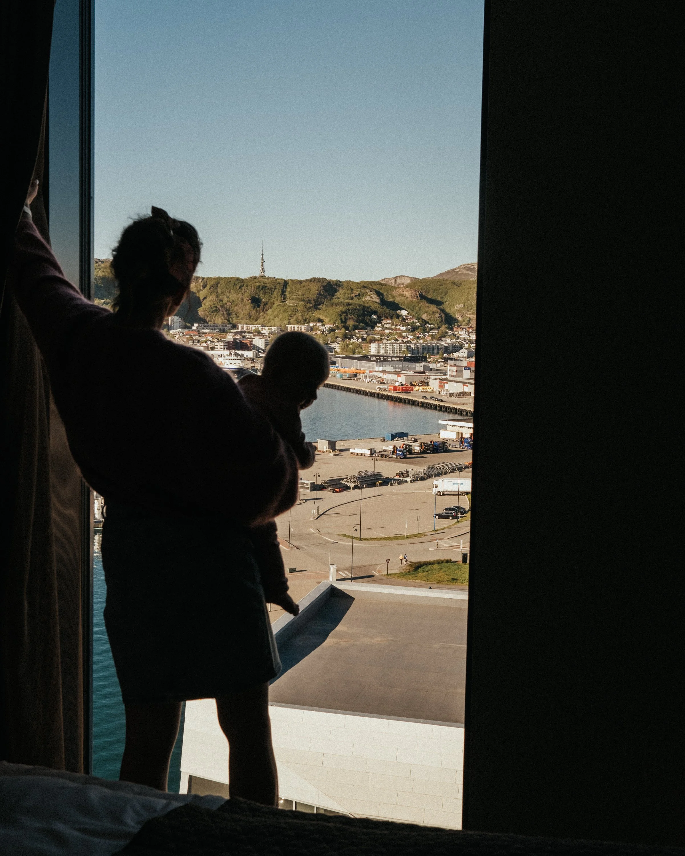 Fotograf med bakgrunn i journalistikk og redaksjonelt arbeid for magasiner, virksomheter og organisasjoner. Dokumentarisk foto produsert i Nord-Norge og Arktis, med prosjekter i Bodø, Tromsø, Lofoten og Nordland.