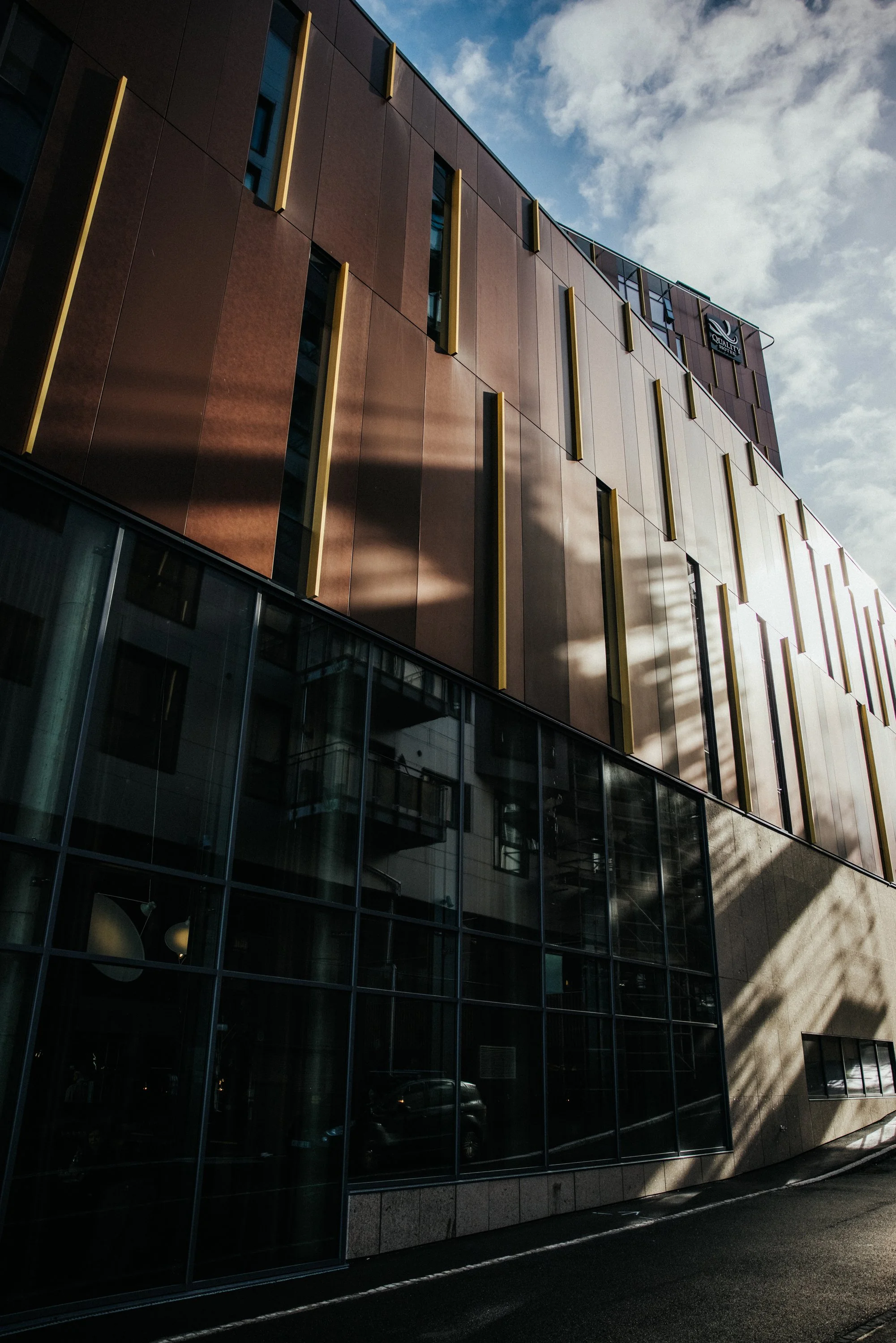Fotograf med bakgrunn i journalistikk og redaksjonelt arbeid for magasiner, virksomheter og organisasjoner. Dokumentarisk foto produsert i Nord-Norge og Arktis, med prosjekter i Bodø, Tromsø, Lofoten og Nordland.