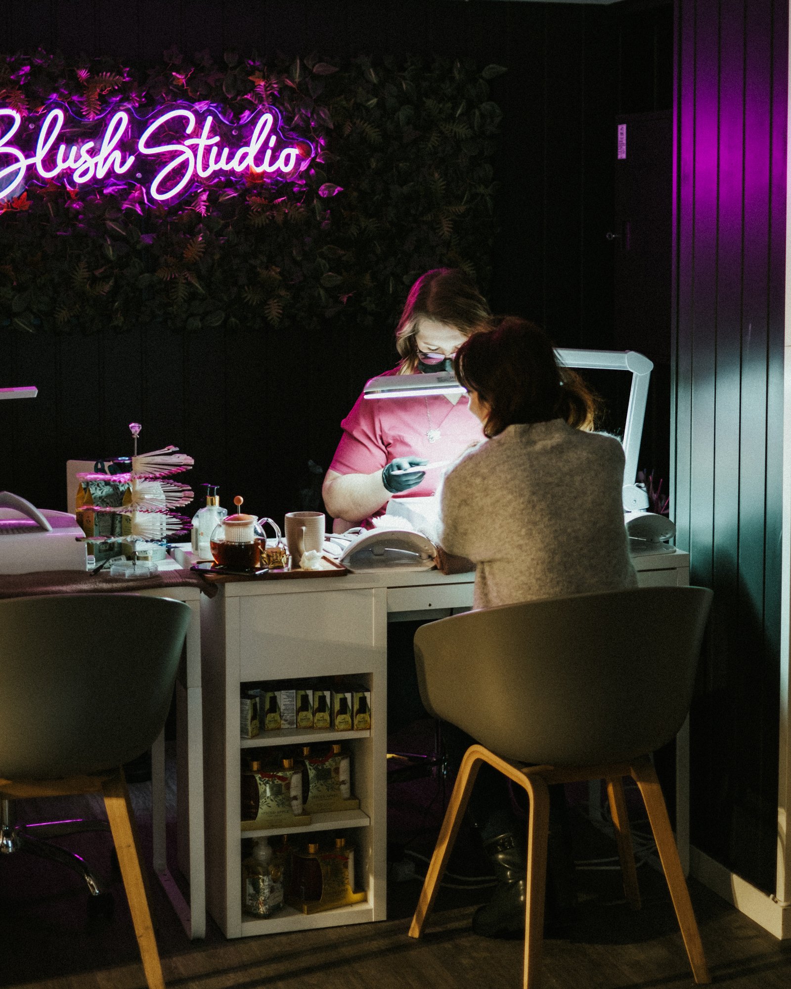 Fotograf med bakgrunn i journalistikk og redaksjonelt arbeid for magasiner, virksomheter og organisasjoner. Dokumentarisk foto produsert i Nord-Norge og Arktis, med prosjekter i Bodø, Tromsø, Lofoten og Nordland.