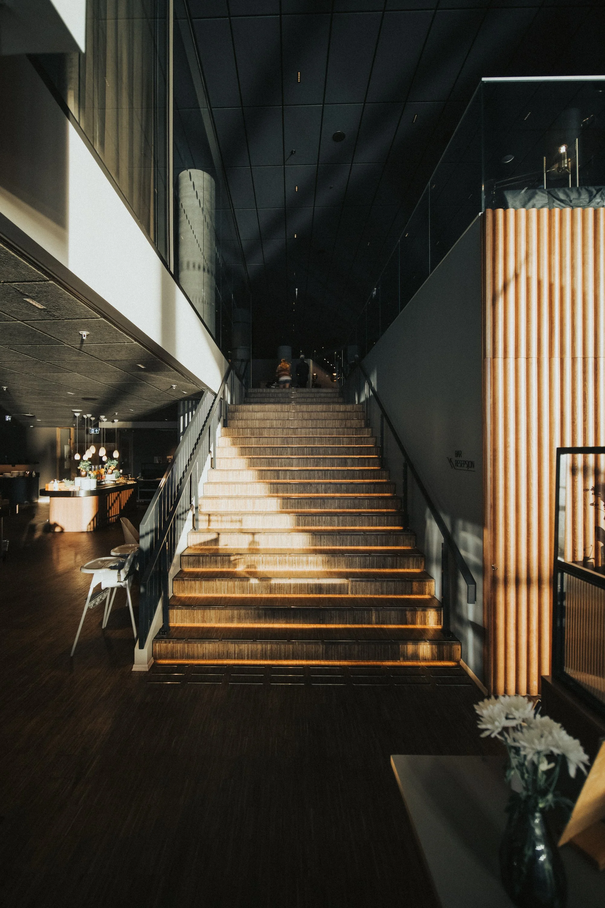 Fotograf med bakgrunn i journalistikk og redaksjonelt arbeid for magasiner, virksomheter og organisasjoner. Dokumentarisk foto produsert i Nord-Norge og Arktis, med prosjekter i Bodø, Tromsø, Lofoten og Nordland.