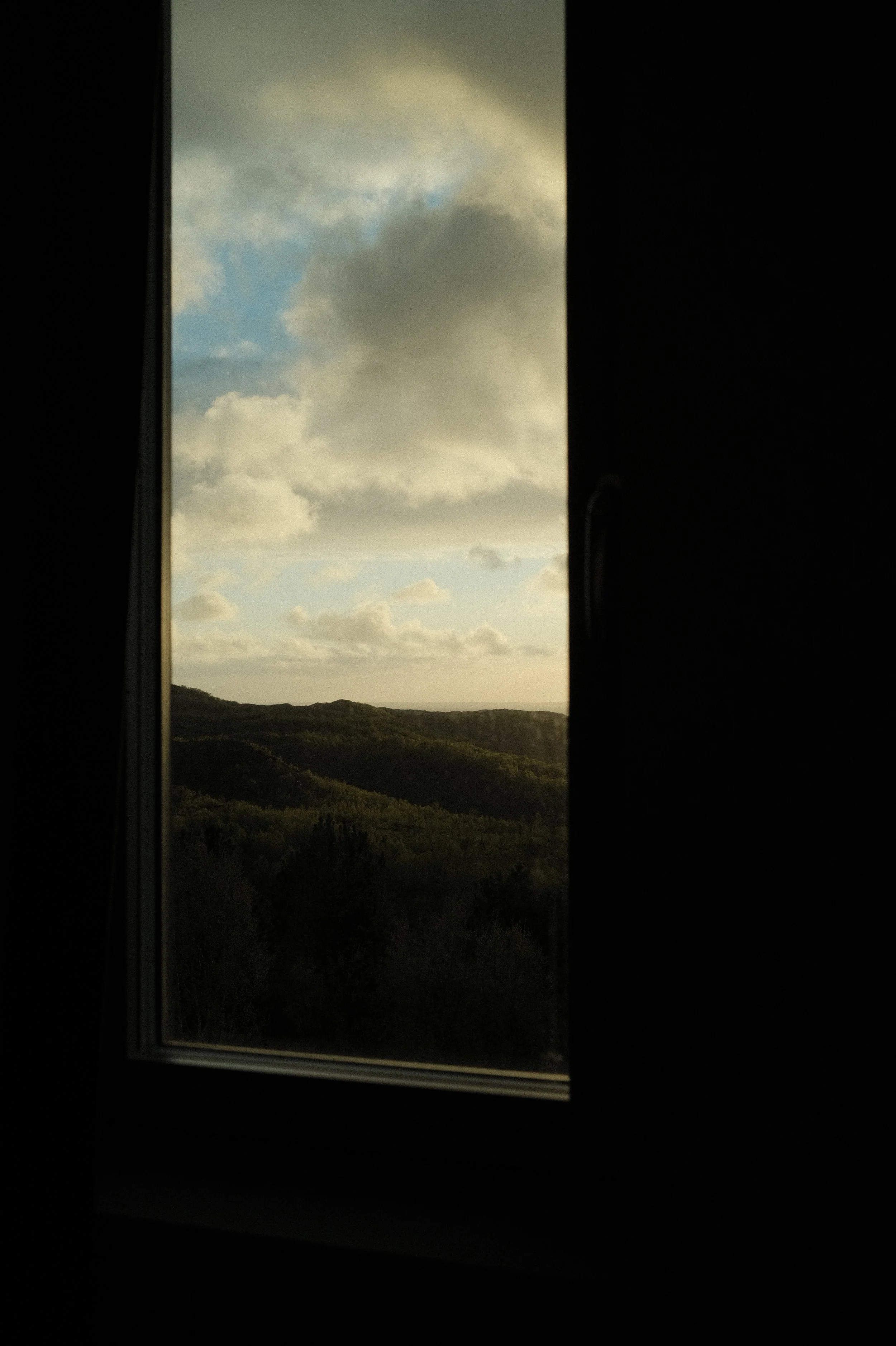 Photographer with a documentary and journalistic style, covering events, weddings, and corporate assignments in the Arctic and Northern Norway. Experience from Bodø, Tromsø, Lofoten, and the Nordland region.