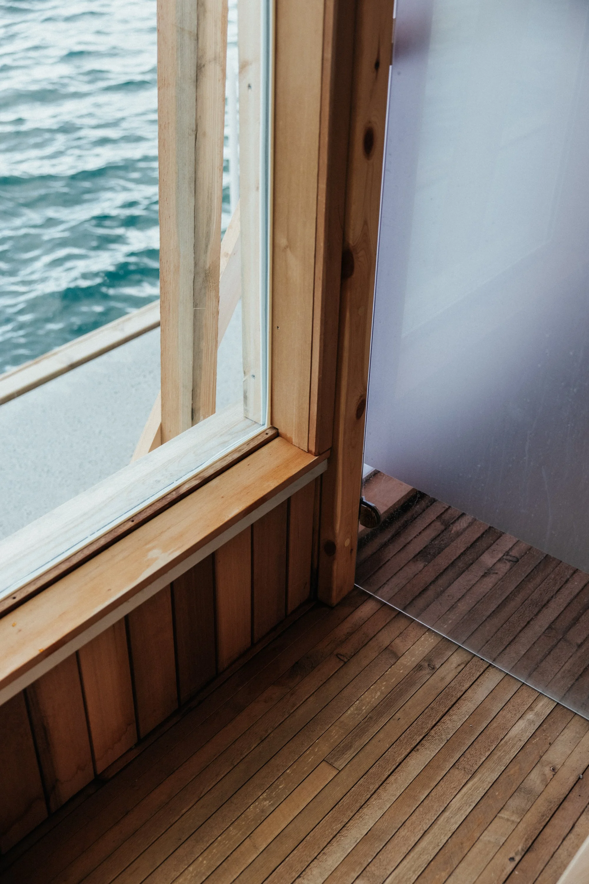 Fotograf med bakgrunn i journalistikk og redaksjonelt arbeid for magasiner, virksomheter og organisasjoner. Dokumentarisk foto produsert i Nord-Norge og Arktis, med prosjekter i Bodø, Tromsø, Lofoten og Nordland.