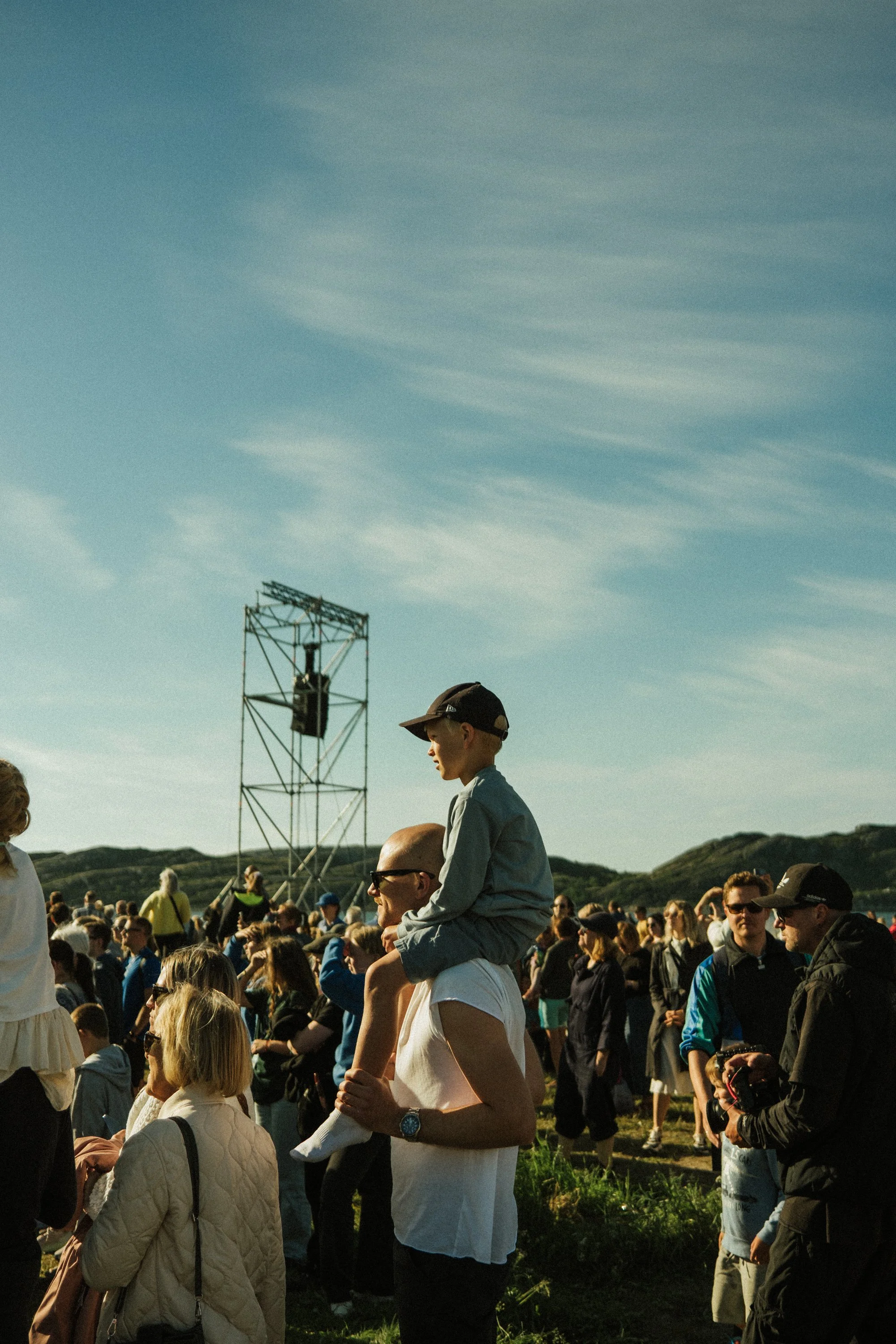 Fotograf med bakgrunn i journalistikk og redaksjonelt arbeid for magasiner, virksomheter og organisasjoner. Dokumentarisk foto produsert i Nord-Norge og Arktis, med prosjekter i Bodø, Tromsø, Lofoten og Nordland.