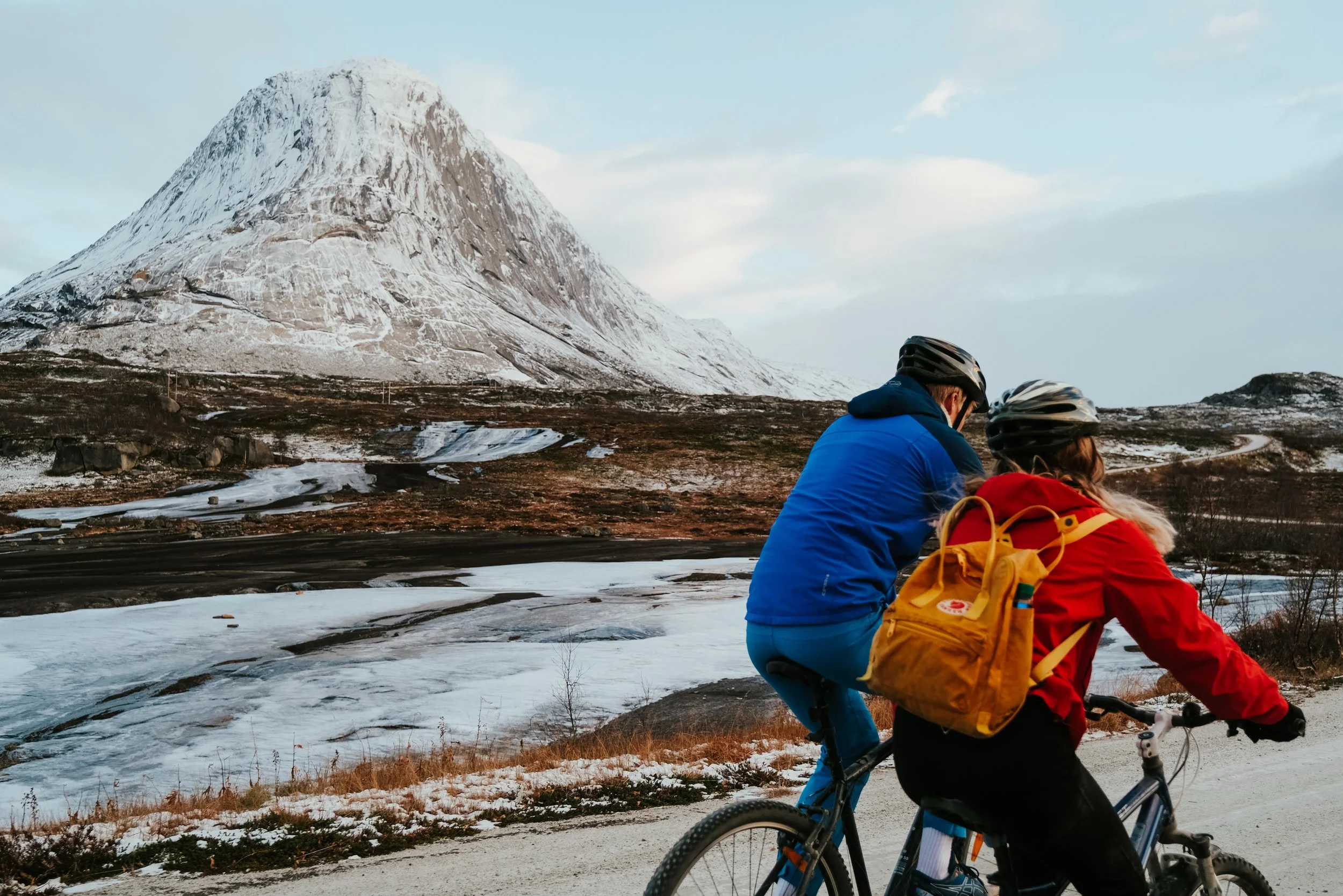 Photographer with a documentary and journalistic style, covering events, weddings, and corporate assignments in the Arctic and Northern Norway. Experience from Bodø, Tromsø, Lofoten, and the Nordland region.