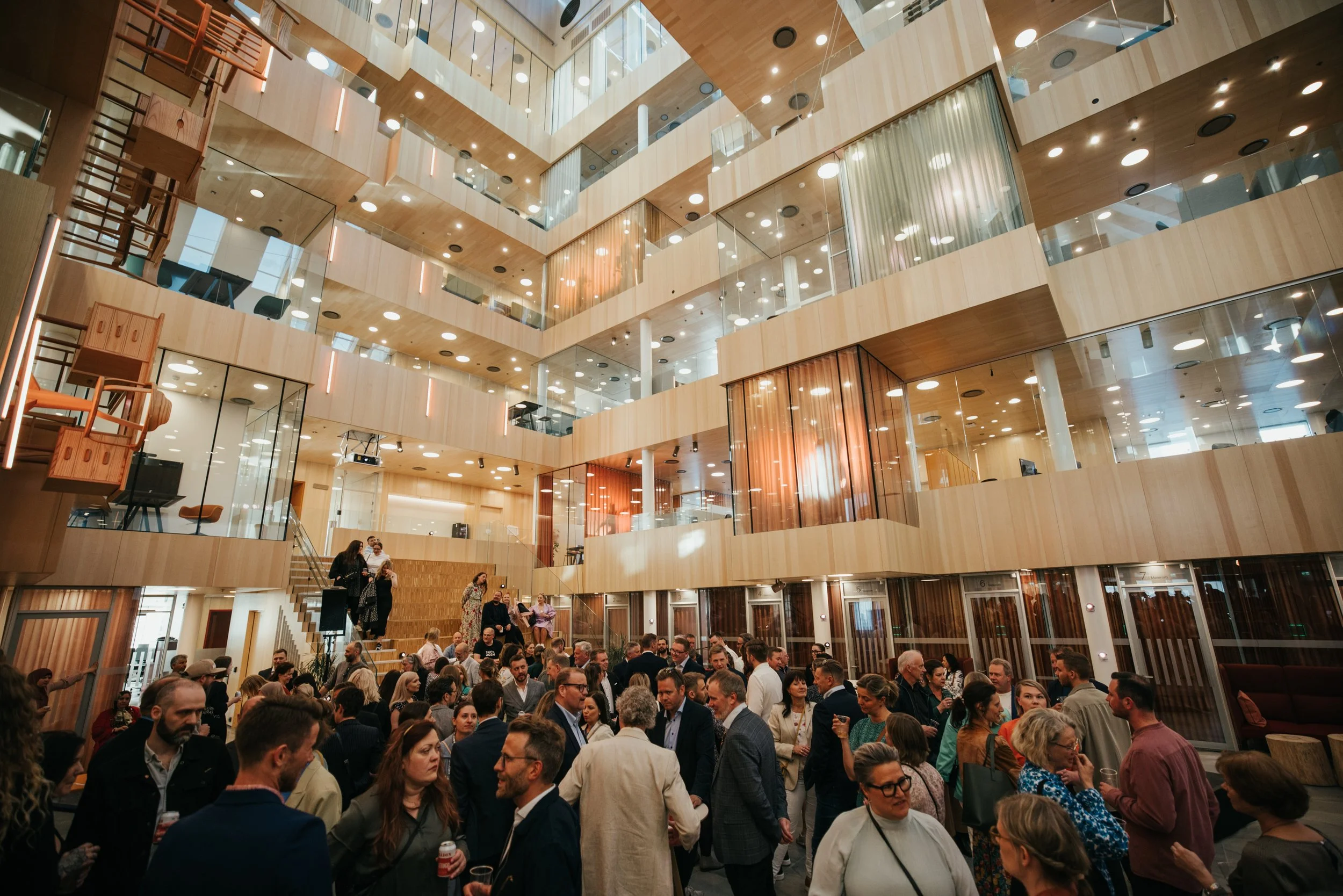 Fotograf med dokumentarisk og journalistisk stil for events, bryllup og corporate oppdrag i Arktis og Nord-Norge. Med erfaring fra Bodø, Tromsø, Lofoten og Nordland leveres bilder som forteller troverdige historier.